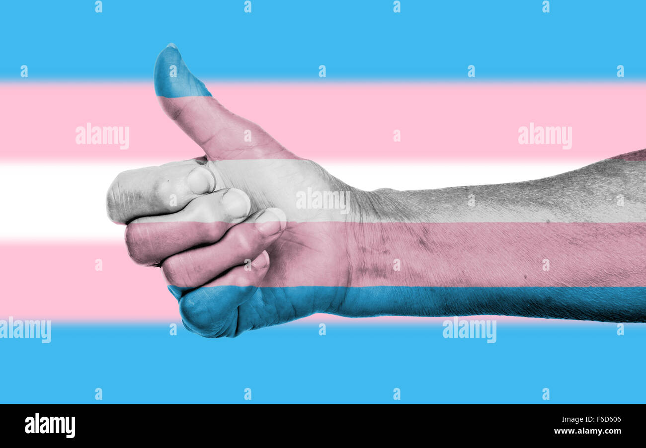 Vecchia donna con artrite dando il pollice in alto segno, Trans Pride Foto Stock