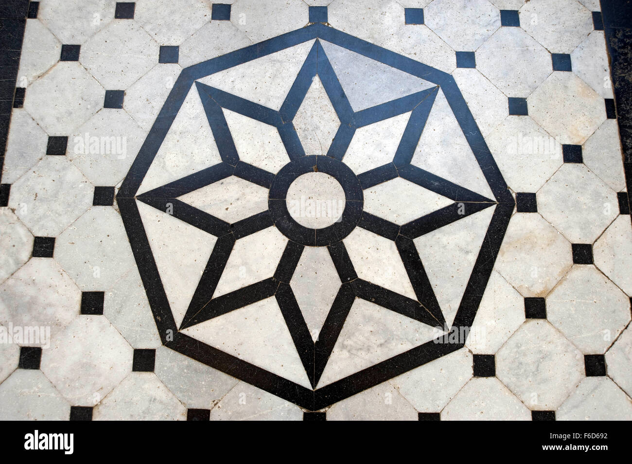 Design floreale di pavimento in marmo, Kasturba Gandhi Memorial, Pune, Maharashtra, India, Asia Foto Stock