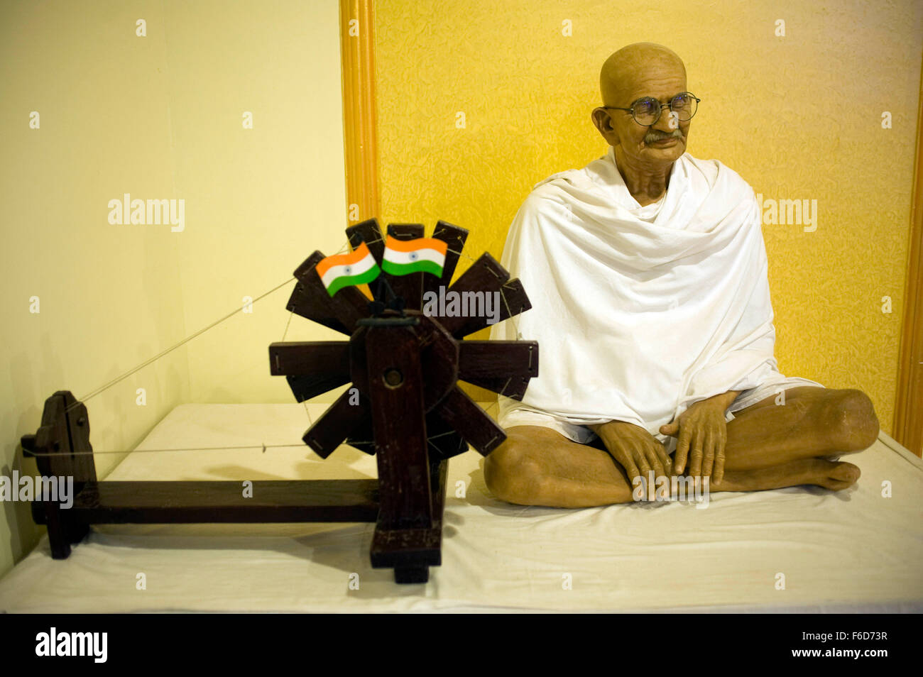 Il Mahatma Gandhi statua con ruota di filatura, museo della cera, lonavala, Maharashtra, India, Asia Foto Stock