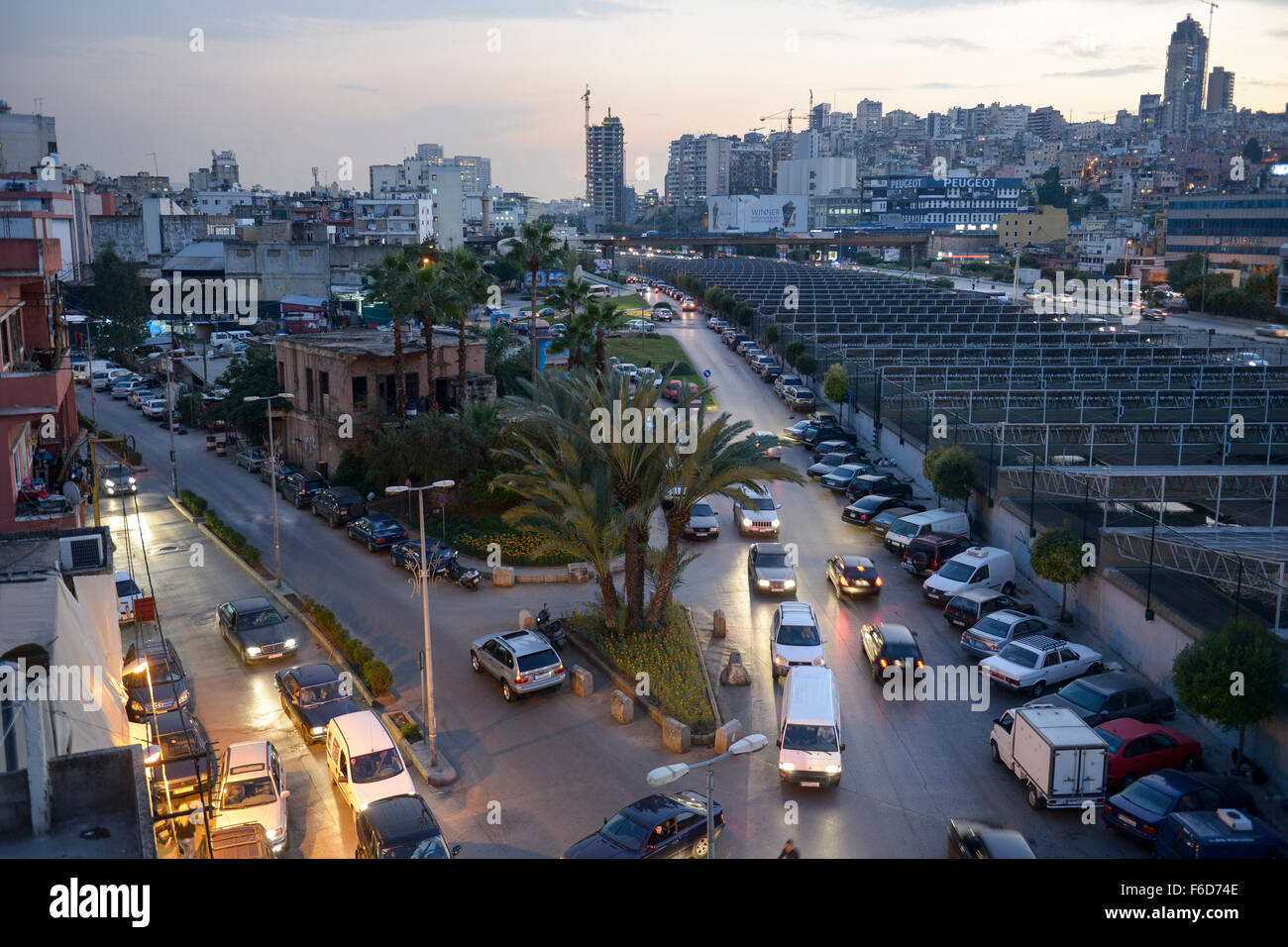 Il Libano, Beirut Beirut Fiume Snake solare (BRSS) progetto, pannello solare che copre il fiume di Beirut fra l'Armenia Ponte e ponte di Yerevan in Bourj Hammoud / LIBANON, Beirut, Solaranlage bedeckt den Fluss di Beirut Foto Stock