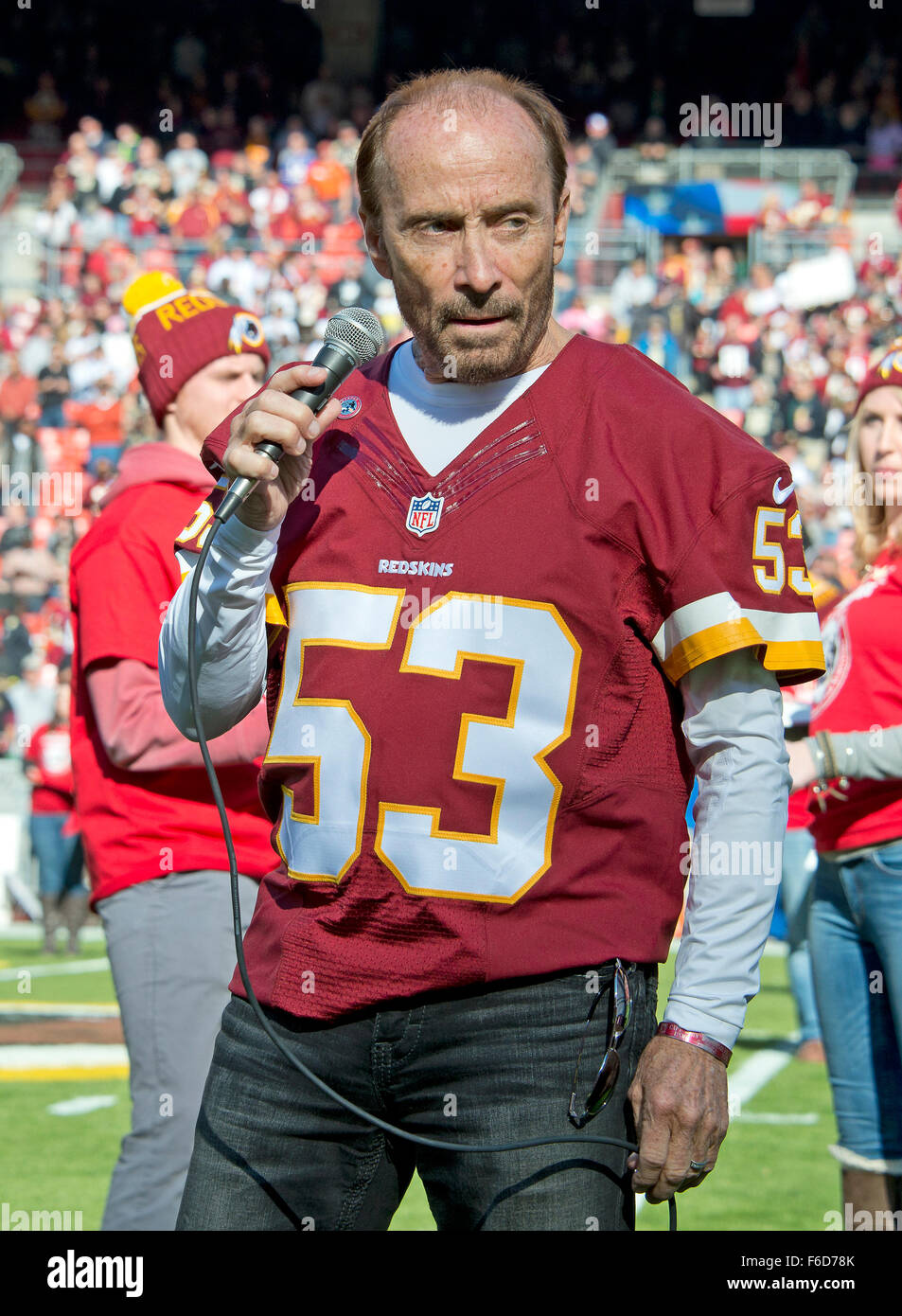 Academy of Country Music Award-winning artista Lee Greenwood esegue il suo iconico, canzone patriottica "Dio benedica l'U.S.A" prima del calcio di inizio della partita contro i New Orleans Saints giocando Washington Redskins a FedEx in campo Landover, Maryland Domenica, 15 novembre 2015. Credito: Ron Sachs/CNP - nessun filo SERVICE - Foto Stock