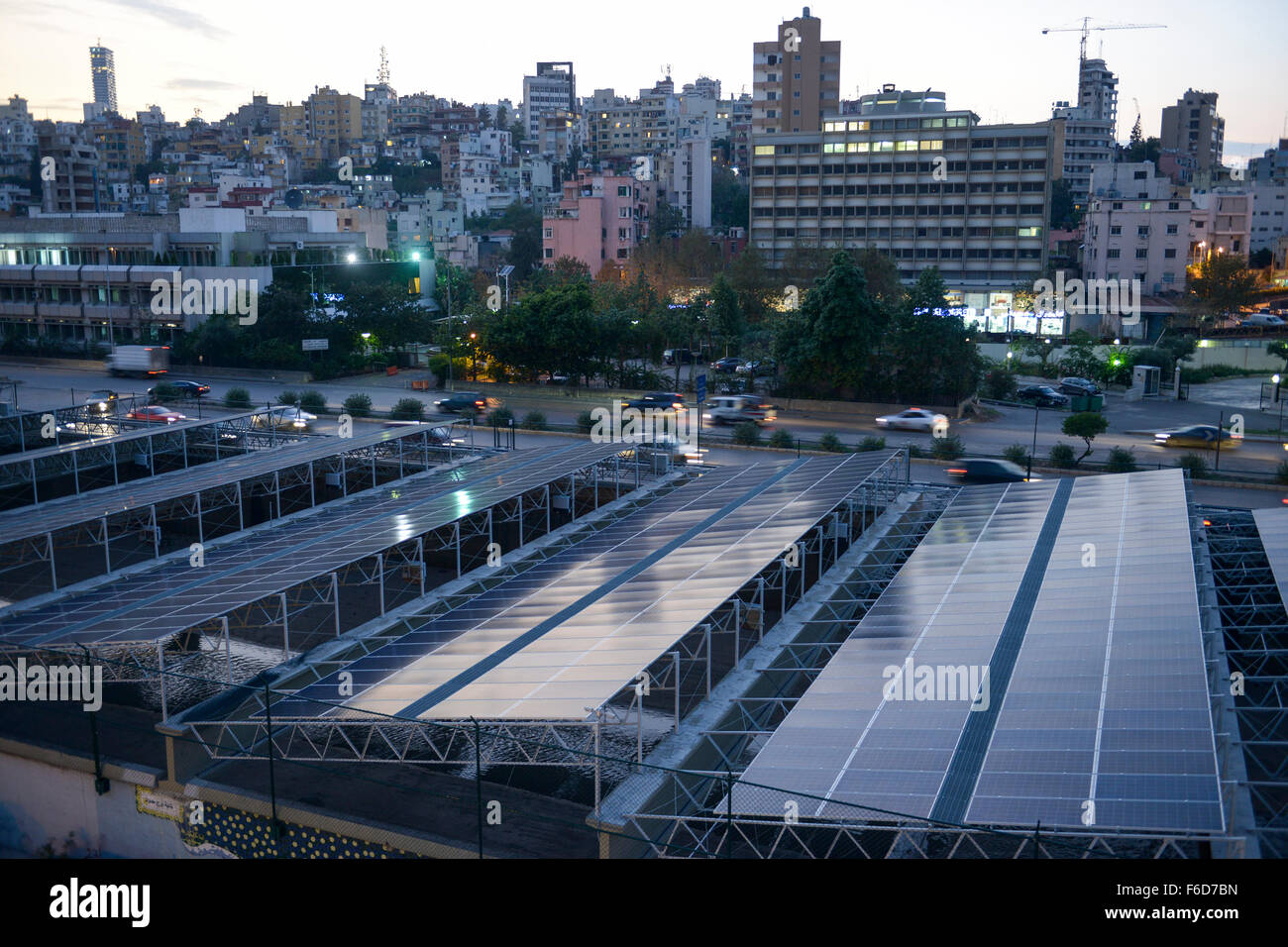 Il Libano, Beirut Beirut Fiume Snake solare (BRSS) progetto, pannello solare che copre il fiume di Beirut fra l'Armenia Ponte e ponte di Yerevan in Bourj Hammoud / LIBANON, Beirut, Solaranlage bedeckt den Fluss di Beirut Foto Stock