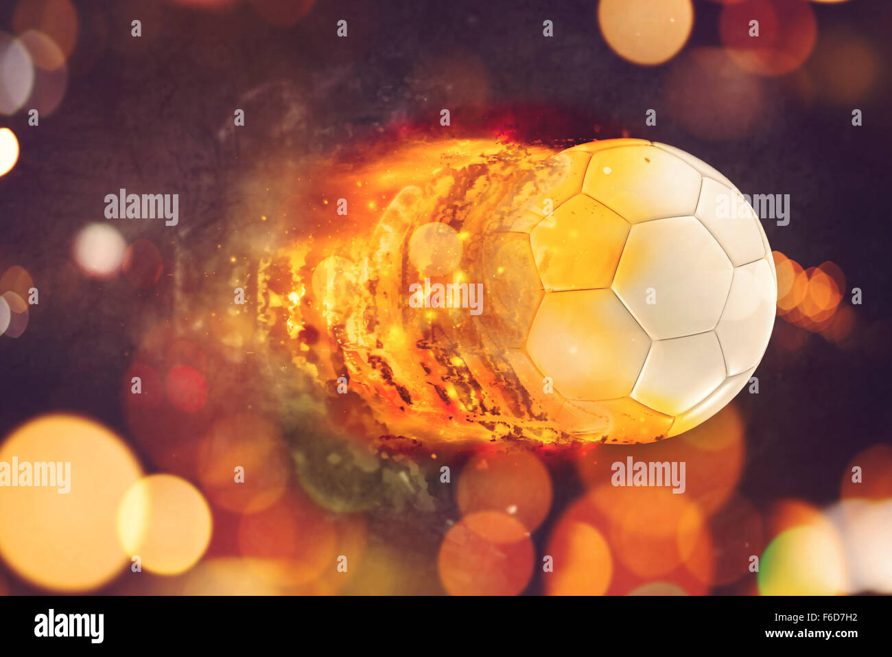 Pallone da calcio a bruciare in fiamme, calcio di rigore il calcio battenti verso l'obiettivo. Foto Stock
