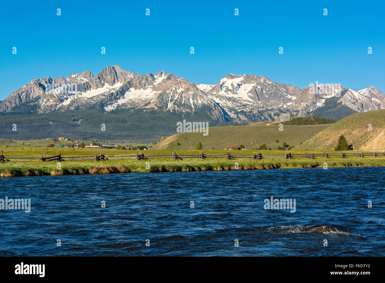 Idaho, Stanley, Salmon River, a dente di sega di montagne di gamma Foto Stock
