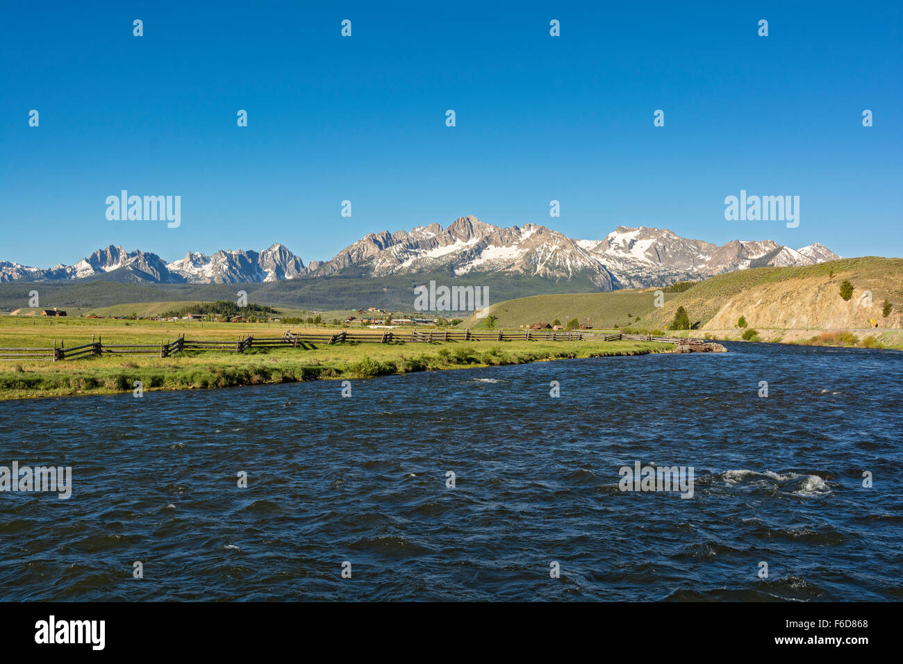 Idaho, Stanley, Salmon River, a dente di sega di montagne di gamma Foto Stock