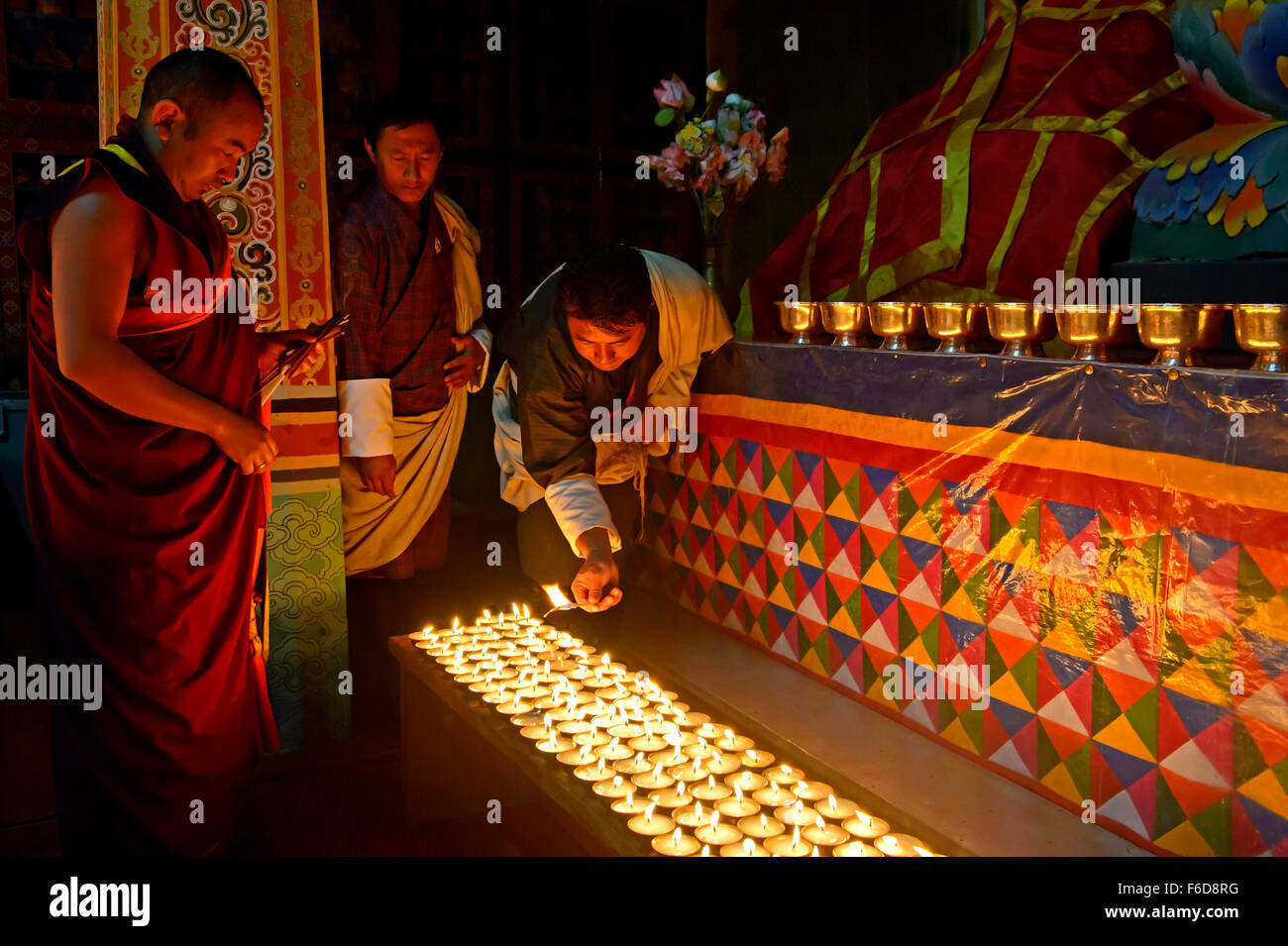 Cerimonia del 1000 di accensione di lampade a burro presso il monastero buddista del Tashichho Dzong, Thimphu Bhutan Foto Stock