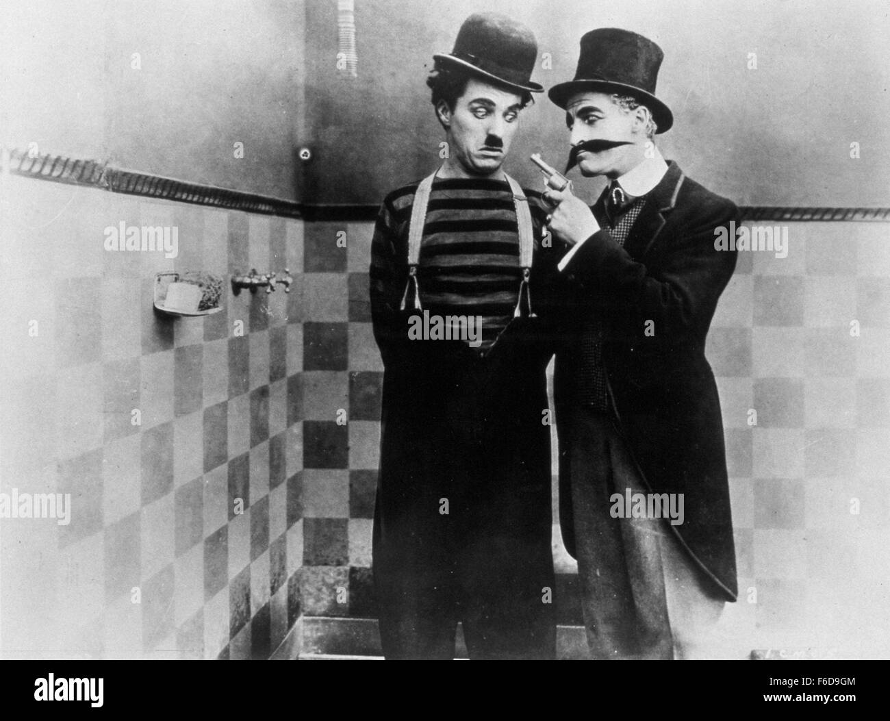 Data di rilascio: dicembre 18, 1915 il titolo del filmato: CARMEN STUDIO: Essanay Film società di produzione di stampa: uno zingaro seduttrice viene inviato ad una oscillazione pippo officer per consentire una esecuzione di contrabbando nell'immagine: Charles Chaplin come Direttore e Leone Bianco come Morales. Foto Stock