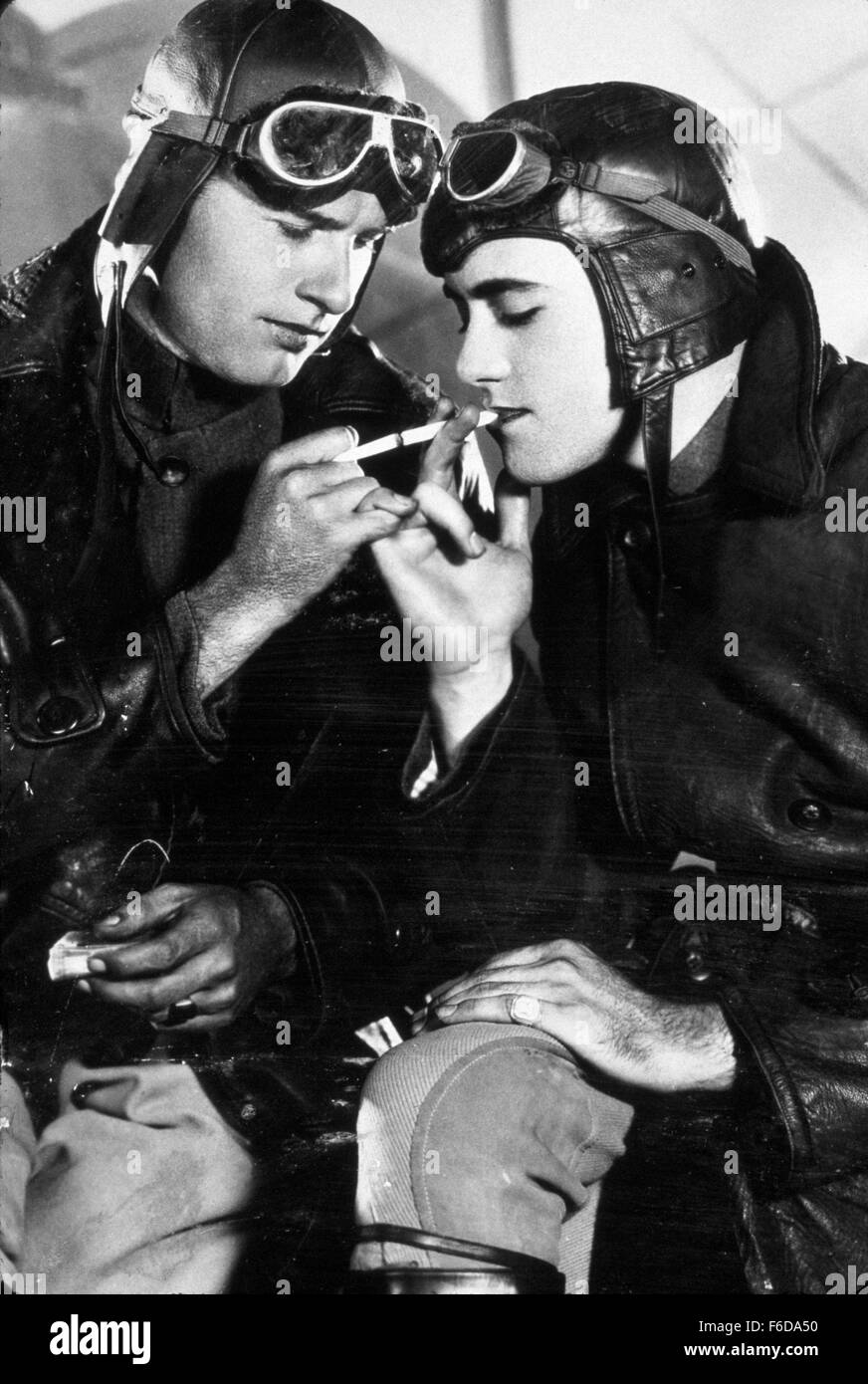 Data di rilascio: Gennaio 5, 1927 il titolo del filmato: Ali STUDIO: Paramount Pictures Regista: William A. Wellman trama: due giovani uomini, uno ricco di una classe media che sono in amore con la stessa donna, diventare piloti di caccia nella guerra mondiale I. Nella foto: RICHARD ARLEN come David Armstrong e Charles 'Buddy' ROGERS come Jack Powell (come Charles Rogers). (Credito Immagine: c Paramount Pictures/Entertainment Immagini) Foto Stock