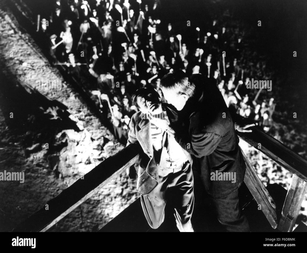 Data di rilascio: 21 novembre 1931. Il titolo del filmato: Frankenstein. STUDIO: Universal Pictures. Trama: Henry Frankenstein è un medico che sta cercando di scoprire un modo per rendere i morti a piedi. Egli suceeds e crea un mostro che ha a che fare con la vita di nuovo. Nella foto: BORIS KARLOFF come il mostro. Foto Stock