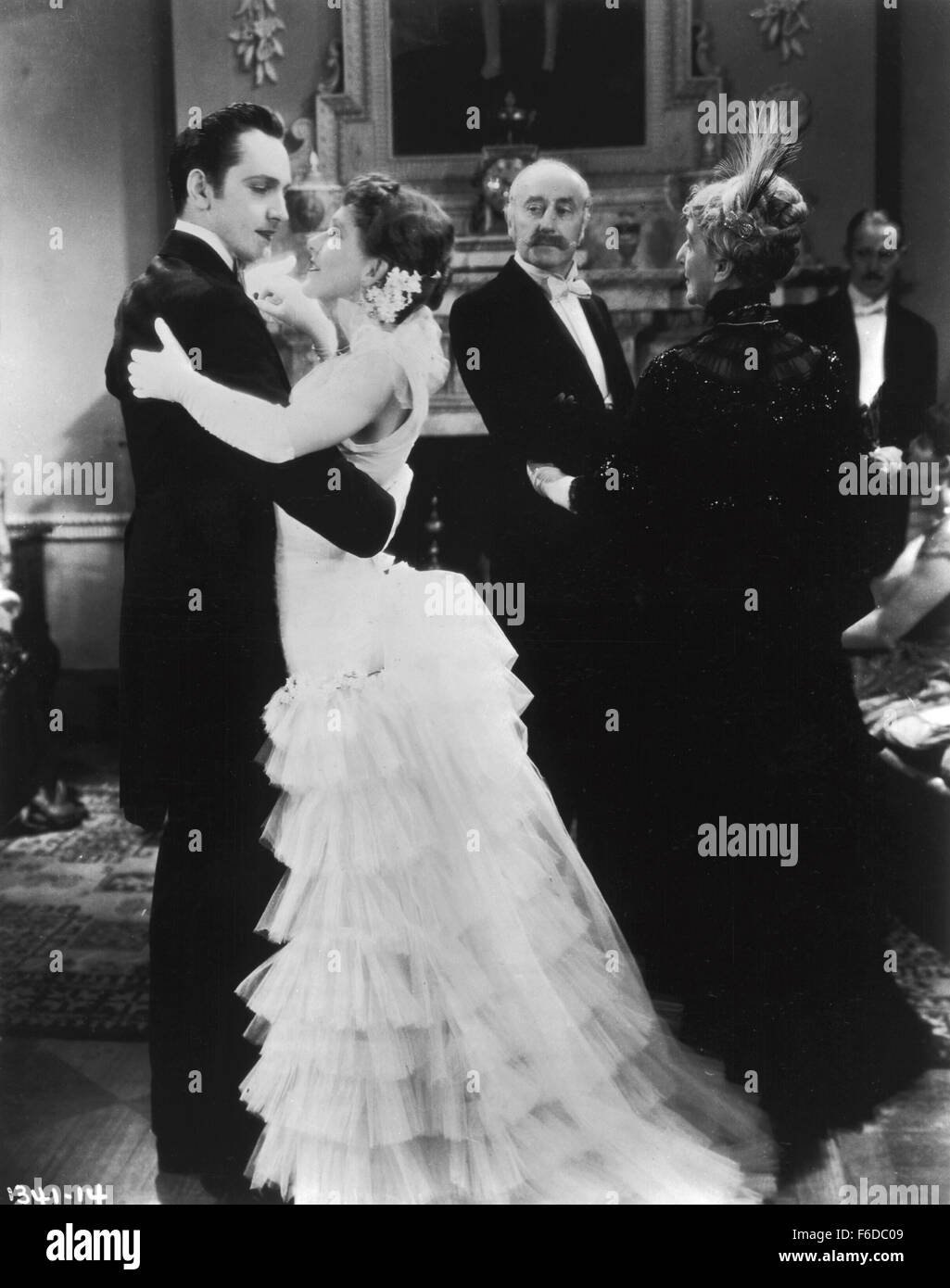 Data di rilascio: dicembre 31, 1931. Il titolo del filmato: il dottor Jekyll e il signor Hyde. STUDIO: Paramount Pictures. Trama: basato sulla storia di Robert Louis Stevenson, il dottor Henry Jekyll ritiene che vi siano due lati distinti per gli uomini - un buon e un cattivo lato. Egli crede che separando i due uomo può diventare liberato. Egli succede per i suoi esperimenti con sostanze chimiche per realizzare questo e si trasforma in Hyde per commettere crimini orrendi. Quando si smette di utilizzare il farmaco è già troppo tardi. Nella foto: . Foto Stock