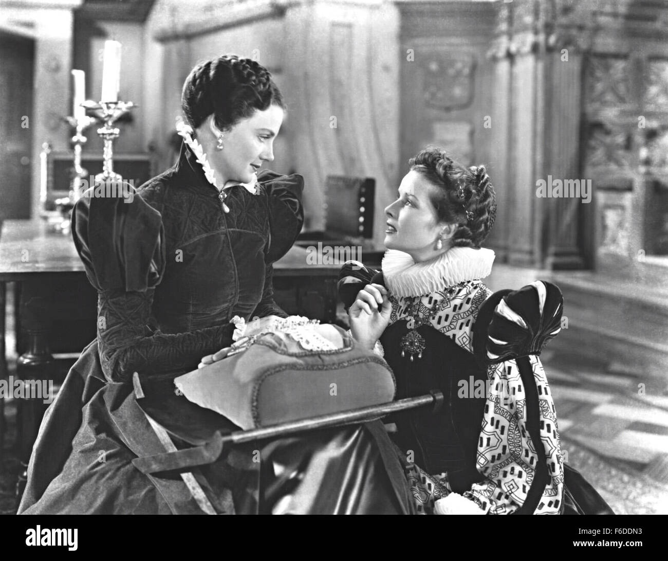 Data di rilascio: agosto 28, 1936. Il titolo del filmato: Maria di Scozia. STUDIO: RKO Radio Pictures. Trama: Maria Stuart ritorna alla Scozia la regola come regina, per il disappunto di Elisabetta I d'Inghilterra che trova il suo un pericoloso rivale. Vi è molto ado oltre il quale Maria deve sposare; per la sua successiva rammarico, lei si eccita effete Lord Darnley oltre il forte ma impopolare conte di Bothwell. Un palazzo di colpo di stato porta alla guerra civile e gli arresti domiciliari per Maria; Ella sfugge e fugge in Inghilterra, dove una sorte peggiore attende la sua. Nella foto: Katharine Hepburn come Maria Stuart. Foto Stock