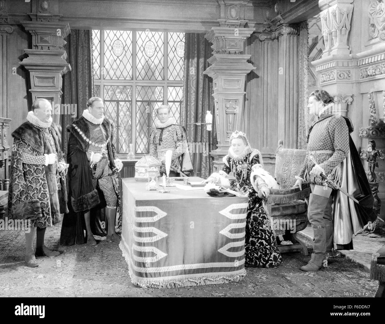 Data di rilascio: agosto 28, 1936. Il titolo del filmato: Maria di Scozia. STUDIO: RKO Radio Pictures. Trama: Maria Stuart ritorna alla Scozia la regola come regina, per il disappunto di Elisabetta I d'Inghilterra che trova il suo un pericoloso rivale. Vi è molto ado oltre il quale Maria deve sposare; per la sua successiva rammarico, lei si eccita effete Lord Darnley oltre il forte ma impopolare conte di Bothwell. Un palazzo di colpo di stato porta alla guerra civile e gli arresti domiciliari per Maria; Ella sfugge e fugge in Inghilterra, dove una sorte peggiore attende la sua. Nella foto: Katharine Hepburn come Maria Stuart. Foto Stock