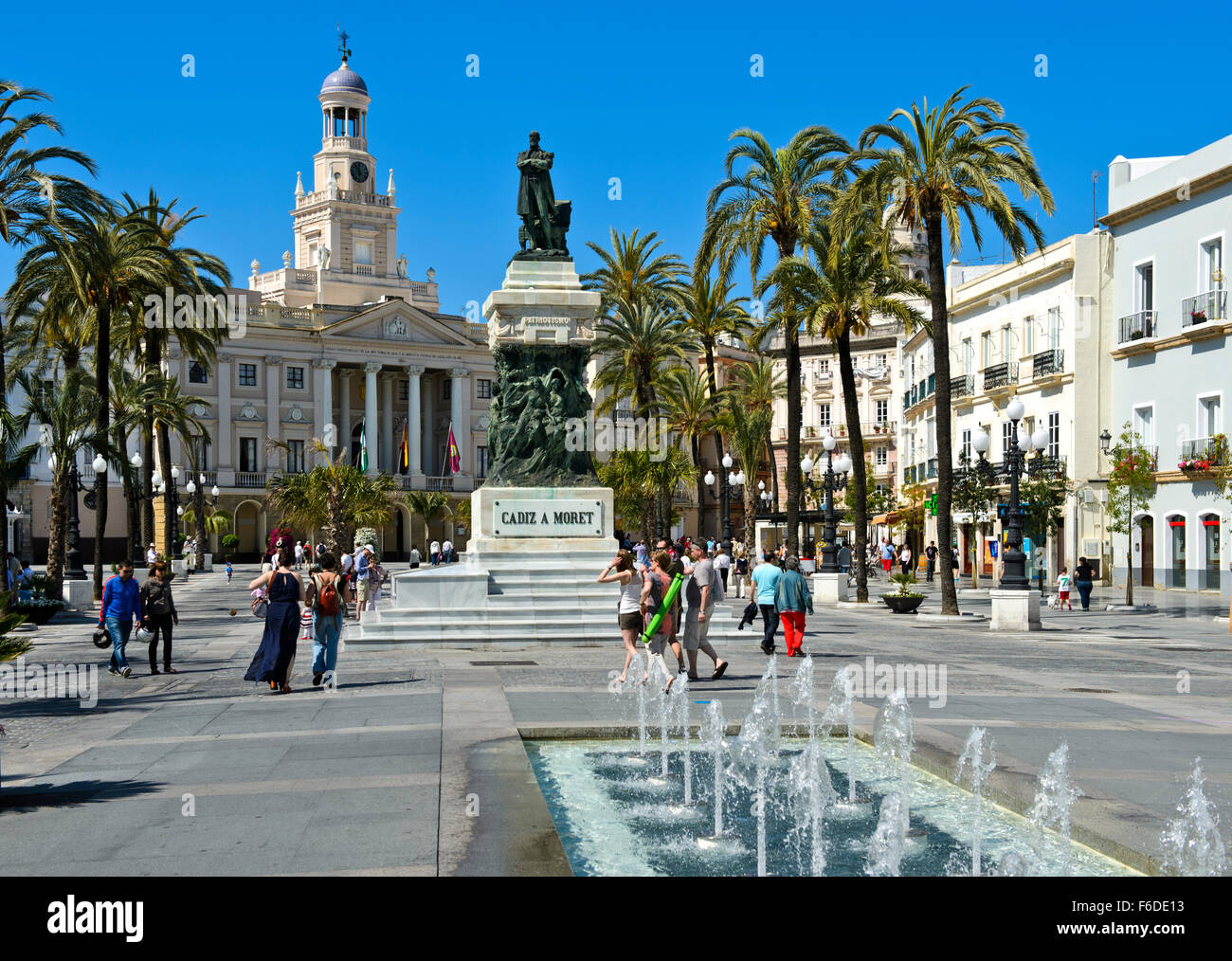 San Juan de Dios con piazza municipio e il monumento a Segismundo Moret, Cadiz, Spagna Foto Stock