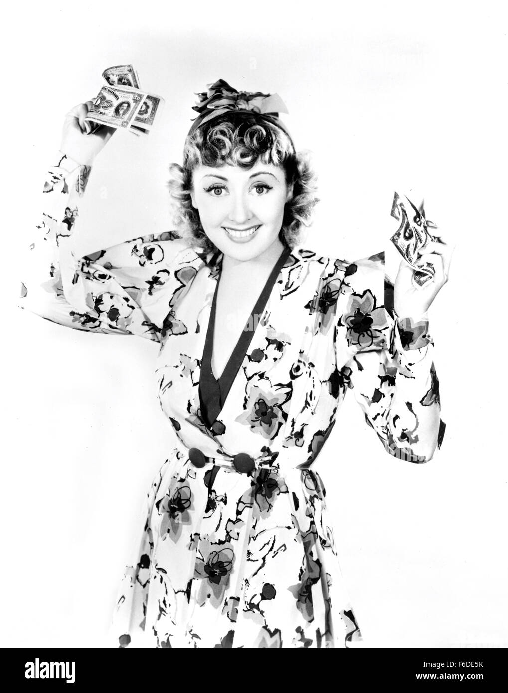 Data di rilascio: dicembre 28, 1936. Il titolo del filmato: cercatori d'oro. STUDIO: prime foto nazionali. Trama: Stadio-producer J.J. Horbart, sta per mettere su un nuovo show, ma egli non sa che i suoi due partner perso i soldi al mercato azionario. Venditore di assicurazione Rosmer Peck cade nell'amore con coro ex-girl Joan Blondll, chi è amico Genevieve tenta di atterrare su uno di J.J Horbat partners. Sono venuto con l idea di assicurare J.J. per 1 milione di dollari per ottenere i soldi indietro quando muore. Rosmer vende lui la politica. Dopo la compagnia di assicurazione scopre che è solo un malato immaginario, un tentativo di uccidere h Foto Stock