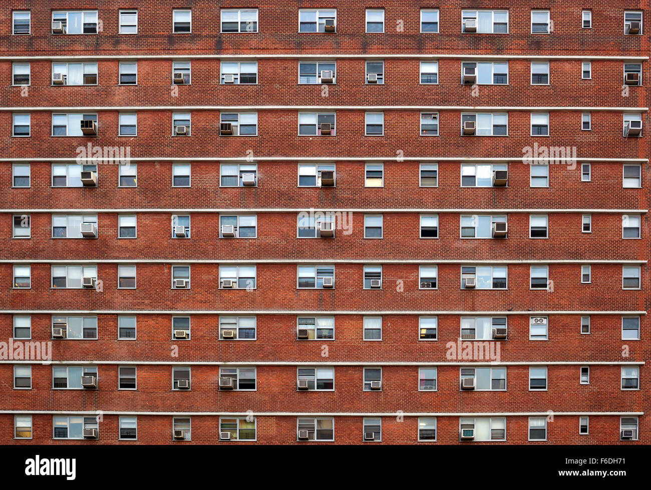 La facciata esterna di un edificio a New York. Molte finestre tutte uguali. Foto Stock