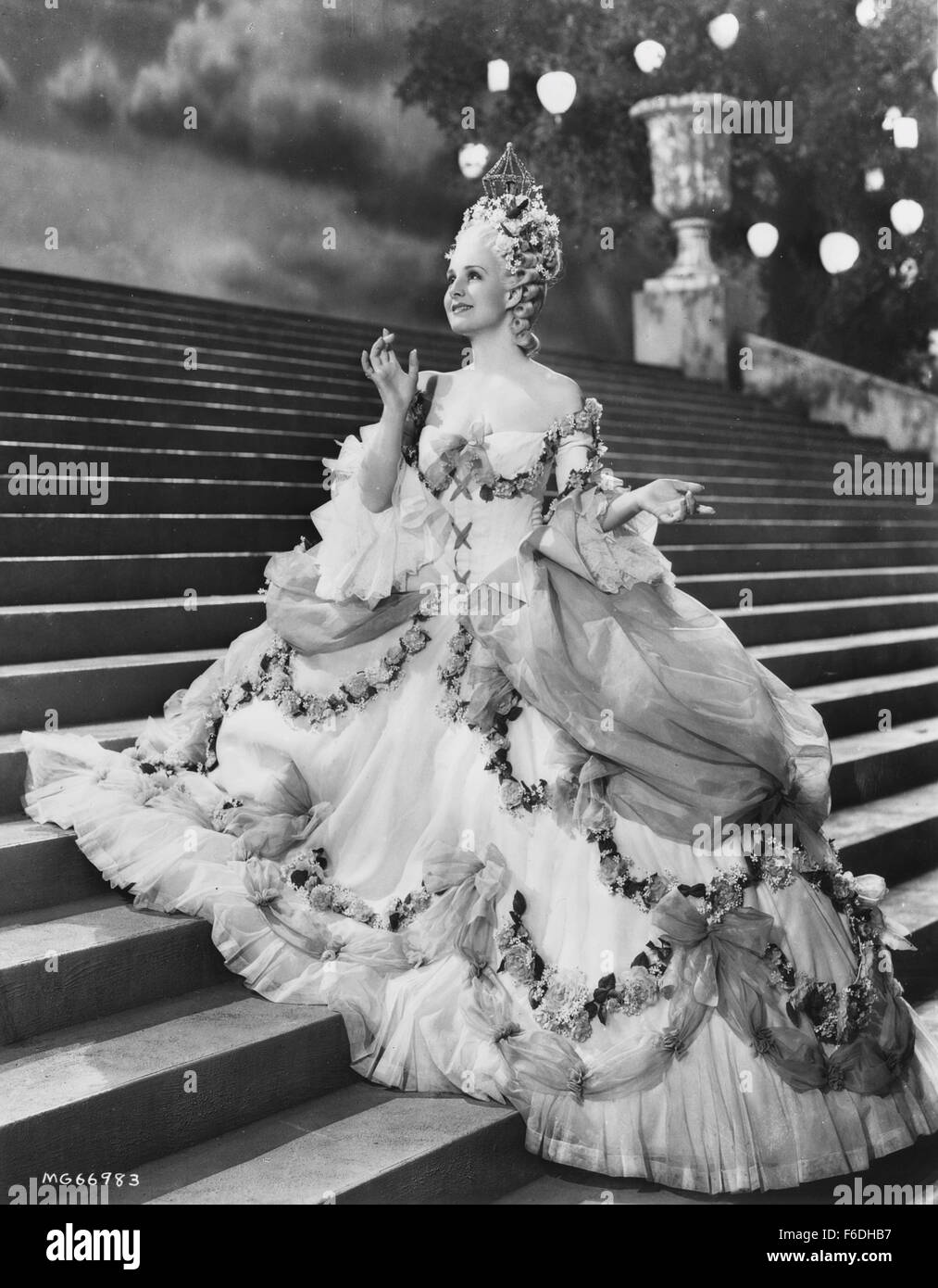 Data di rilascio: agosto 26, 1938. Il titolo del filmato: Maria Antonietta. STUDIO: Metro Goldwyn Mayer (MGM). Trama: la vita di Maria Antonietta (1755-1793) dal fidanzamento e matrimonio nel 1770 alla sua decapitazione. In un primo momento, lei è un adolescente asburgico isolato in Francia, vive una vergine la vita in famiglia del delfino, un timido uomo solitario che vorrebbe essere un fabbro. Marie scopre alta società con l aiuto di Orleans ed i suoi fratelli-in-legge. La sua stoltezza è a sua altezza quando incontra un conteggio svedese Axel de Fersen. Egli aiuta a vedere il suo fecklessness. Nella seconda metà del film, lei evitare Foto Stock