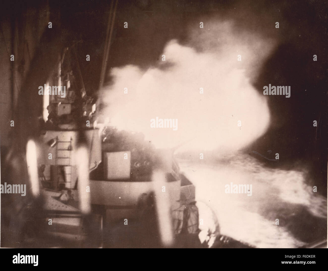 710. HMS Norfolk attacchi. Il flash della cottura di 8 cannoni". Azione al largo delle coste della Norvegia 12 gen 1945. Foto Stock