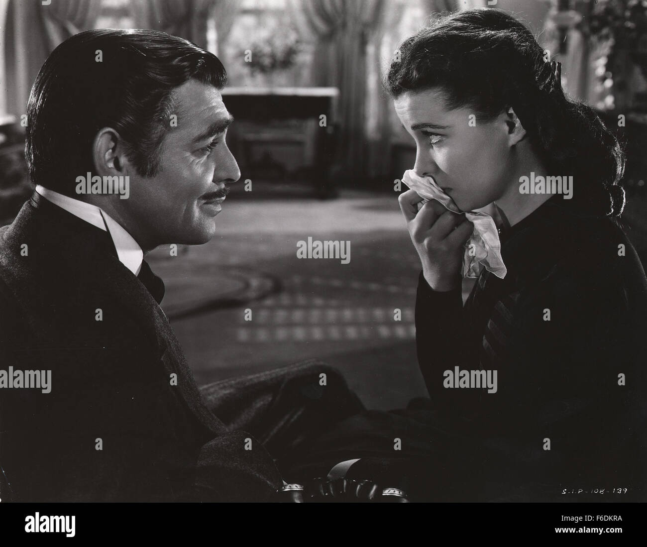 Il titolo del film: Via col vento. Direttore: Victor Fleming. STUDIO: MGM. Trama: spesso considerata la più amata, duraturo e popolare film di tutti i tempi, Sidney Howard script è stato adattato da Margaret Mitchell's best-seller di guerra civile e il periodo di ricostruzione romanzo. Il famoso film, uno storico film epico del vecchio Sud, vanta un immortale cast in un intramontabile, la classica storia di un amore-odio romance. L indomito eroina, bella, rovinato, narcisista Scarlett O'Hara, lotte per trovare l amore durante la caotica guerra civile anni e successivamente e in ultima analisi deve cercare rifugio per herse Foto Stock