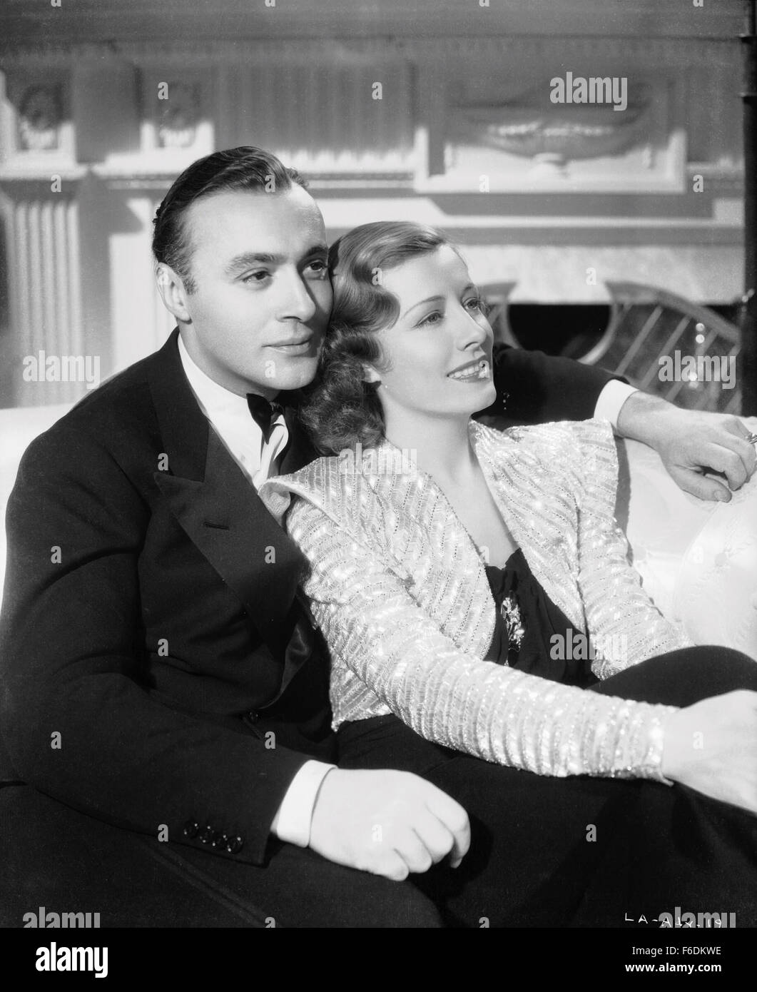 Data di rilascio: Aprile 7, 1939. Il titolo del filmato: Storia d'Amore. STUDIO: RKO Radio Pictures. Trama: durante una crociera da Europa a New York per sposarsi con la sua fiancZe ed erede di una grande fortuna negli Stati Uniti, la laurea sportivo Michel Marnet (Charles Boyer) incontra la splendida ex night-club cantante Terry McKay (Irene Dunne), che ritorna al suo ragazzo di sostegno-amico, e hanno una storia d amore e di cadere in amore gli uni per gli altri. Pianificano di riunificare il 102º piano dell'Empire State Building, sei mesi più tardi, il 1 ° luglio, per decidere se si debba sposarsi tra di loro o non. Nella foto: Foto Stock