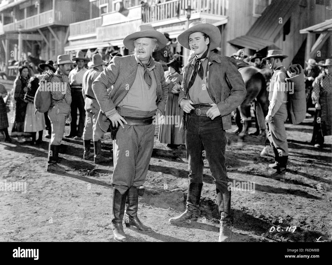 Data di rilascio: Aprile 8, 1939. Il titolo del filmato: Dodge City. STUDIO: Warner Bros Le foto. Trama: Dodge City. Una vasta città di bestiame gestito da Jeff Surrett. Anche andando su una Domenica per bambini gita non è una cosa sicura da fare. Ciò che il luogo ha bisogno è un intrepido onesto maresciallo. Un ragazzo come Wade Hatton, che ha contribuito a portare la ferrovia a. Si possono non essere di aiuto che egli le fantasie Abbie Irving, che non hanno nulla a che fare con lui dal momento che ha dovuto sparare il suo fratello. Ma questo è l'Occidente. Nella foto: Errol Flynn come Wade Hatton. Foto Stock