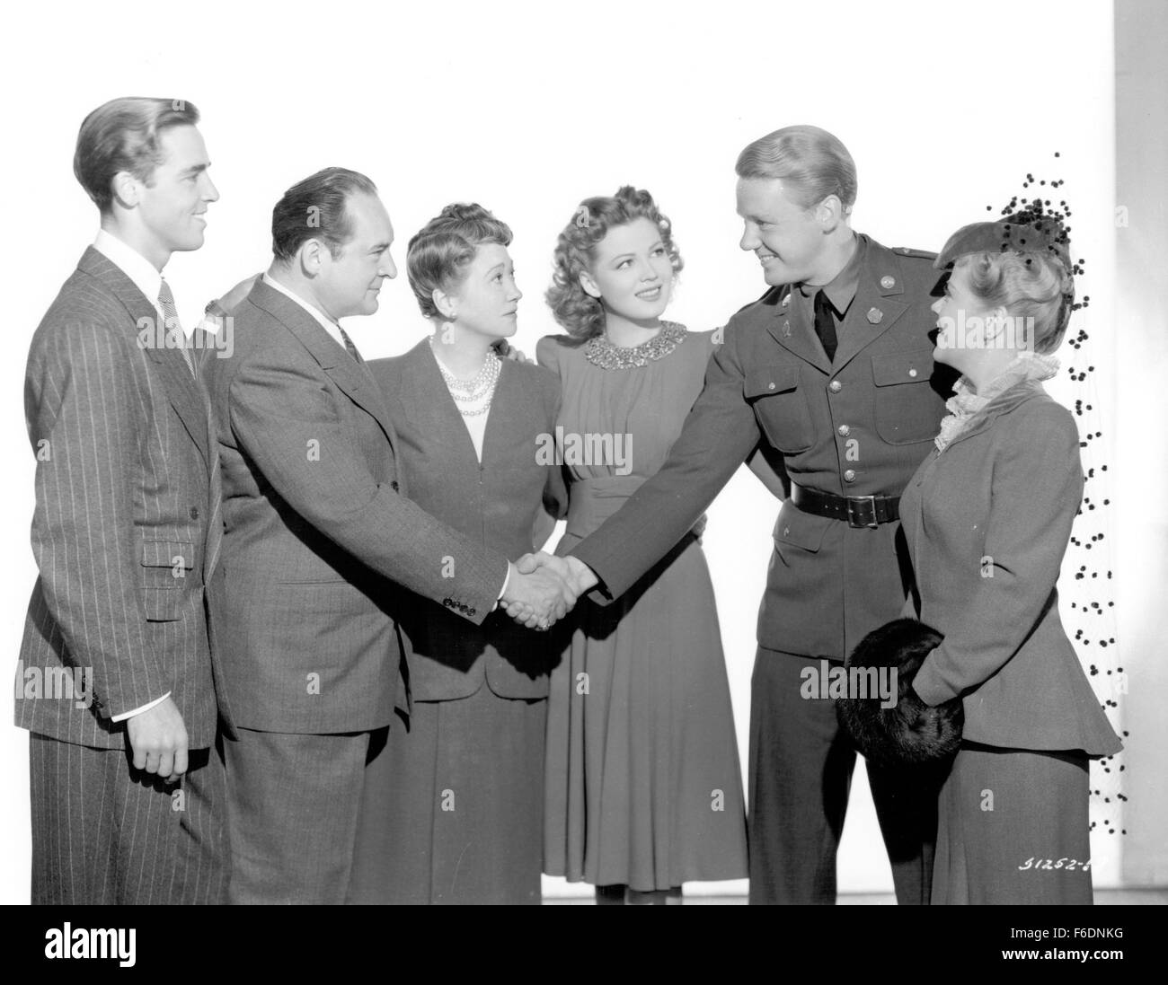 Data di rilascio: agosto 7, 1942. Il titolo del filmato: la guerra contro la sig.ra Hadley. STUDIO: Metro Goldwyn Mayer (MGM). Trama: . Nella foto: FAY BAINTER come Stella Hadley, JEAN ROGERS come Patricia Hadley e VAN JOHNSON come Michael Fitzpatrick. Foto Stock