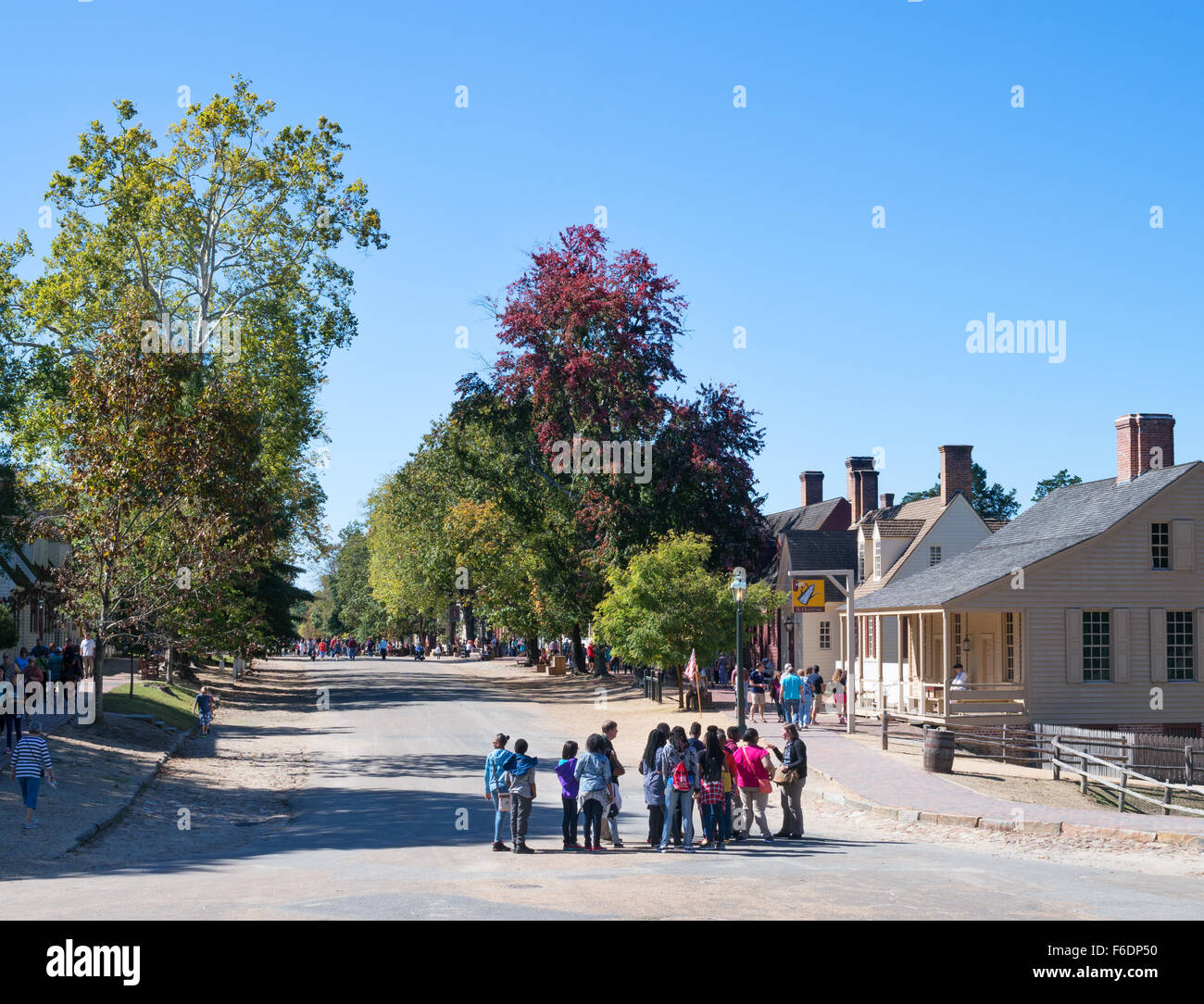 Un gruppo di studenti con una guida, duca di Gloucester Street, Colonial Williamsburg, Virginia, Stati Uniti d'America Foto Stock