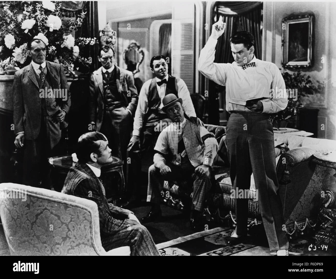 Data di rilascio: 25 novembre 1942. Il titolo del filmato: Gentleman Jim. STUDIO: Warner Bros Le foto. Trama: Perché il pugilato è considerata illegale e malfamata enterprise nel 1880 San Francisco, ricche e influenti membri del prestigioso club olimpico voto per fare lo sport agentlemanly uno. Essi sponsorizzano un insolente, estroverso giovane impiegato di banca di nome Jim Corbett, che diventa rapidamente un abile combattente sotto il nuovo marchese di Liverpool regole. Nonostante il suo successo, il giovane Irish-American è sociale pretese e magniloquente modo presto allontanano da lui i suoi benefattori, Chi trama per dare Foto Stock