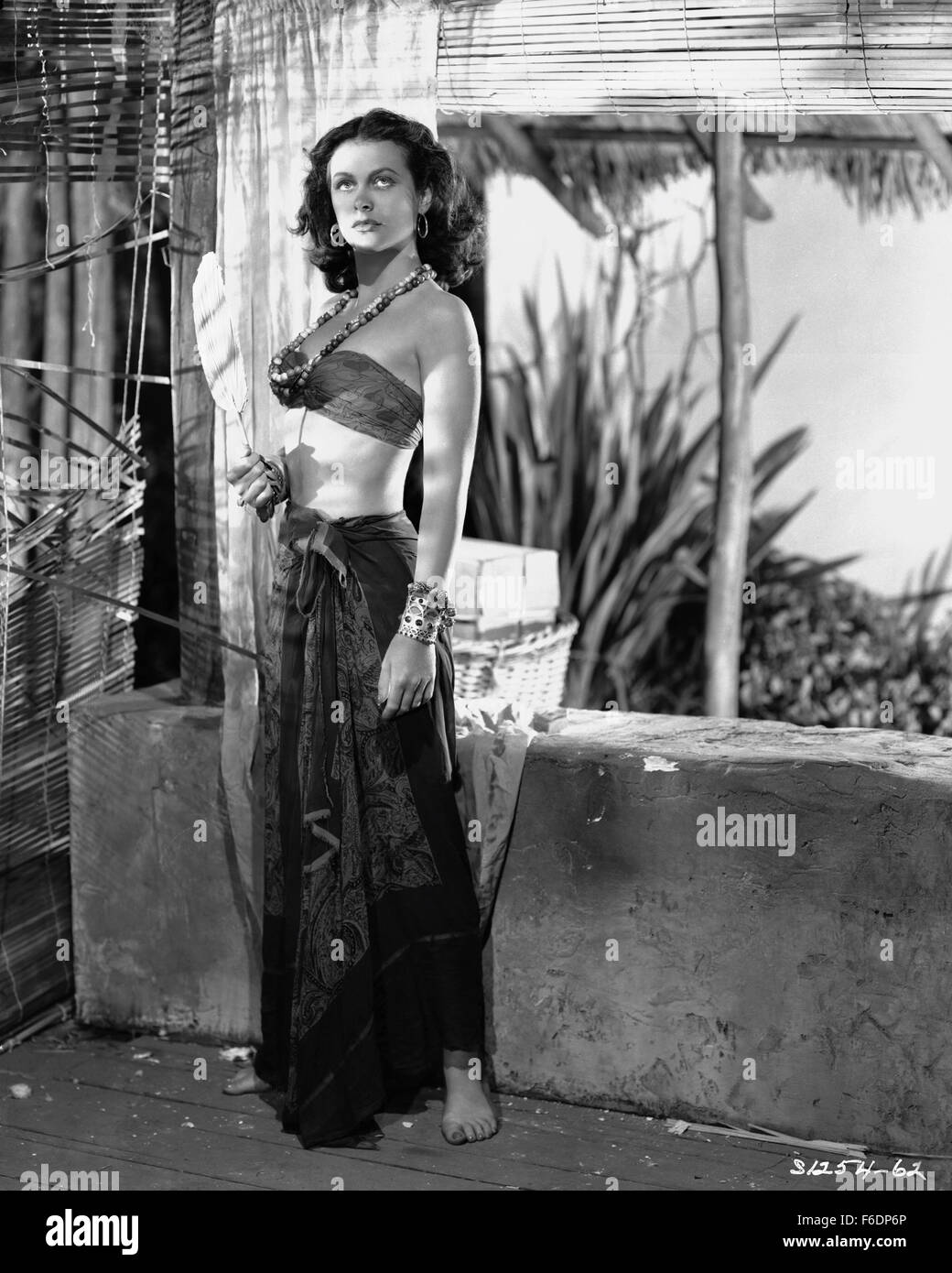 Data di rilascio: dicembre 12, 1942. Il titolo del filmato: Bianco Cargo. STUDIO: Metro Goldwyn Mayer (MGM). Trama: In Africa presto nella II Guerra Mondiale, un britannico piantagione di gomma executive reminisces circa il suo arrivo nella Repubblica democratica del Congo nel 1910. Egli racconta la storia di un amore-odio triangolo che coinvolgono Harry Witzel, una stazione di paese soprintendente che avevano visto tutto, Langford, un nuovo manager inviato dall'Inghilterra per un mandato di quattro anni di stint e Tondelayo, una sirena di grande bellezza che vuole la seta e baubles. Witzel è burbero e stagionato, certo che Langford non sarà in grado di tagliare. Langford risponde con determinazione e ang Foto Stock