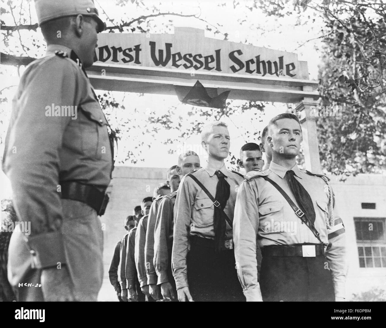 Data di rilascio: Gennaio 6, 1943. Il titolo del filmato: Hitler i bambini. STUDIO: RKO Radio Pictures. Trama: questo pezzo di propaganda inizia nel 1933. Il prof. Nichols' scuola americana di Berlino si trova accanto a una scuola per la gioventù hitleriana. Karl da quest'ultimo è attratto da tedesco-americana di Anna, ma gli eventi portano alla loro separazione. In seguito allo scoppio della guerra in Europa, Anna è rimosso dalla Nichols' school sulla presunzione di cittadinanza tedesca. Nichols diventa ossessionato dalla ricerca di lei come Anna subisce una piuttosto conto sensazionale odyssey attraverso l'incubo nazista. Nella foto: . Foto Stock