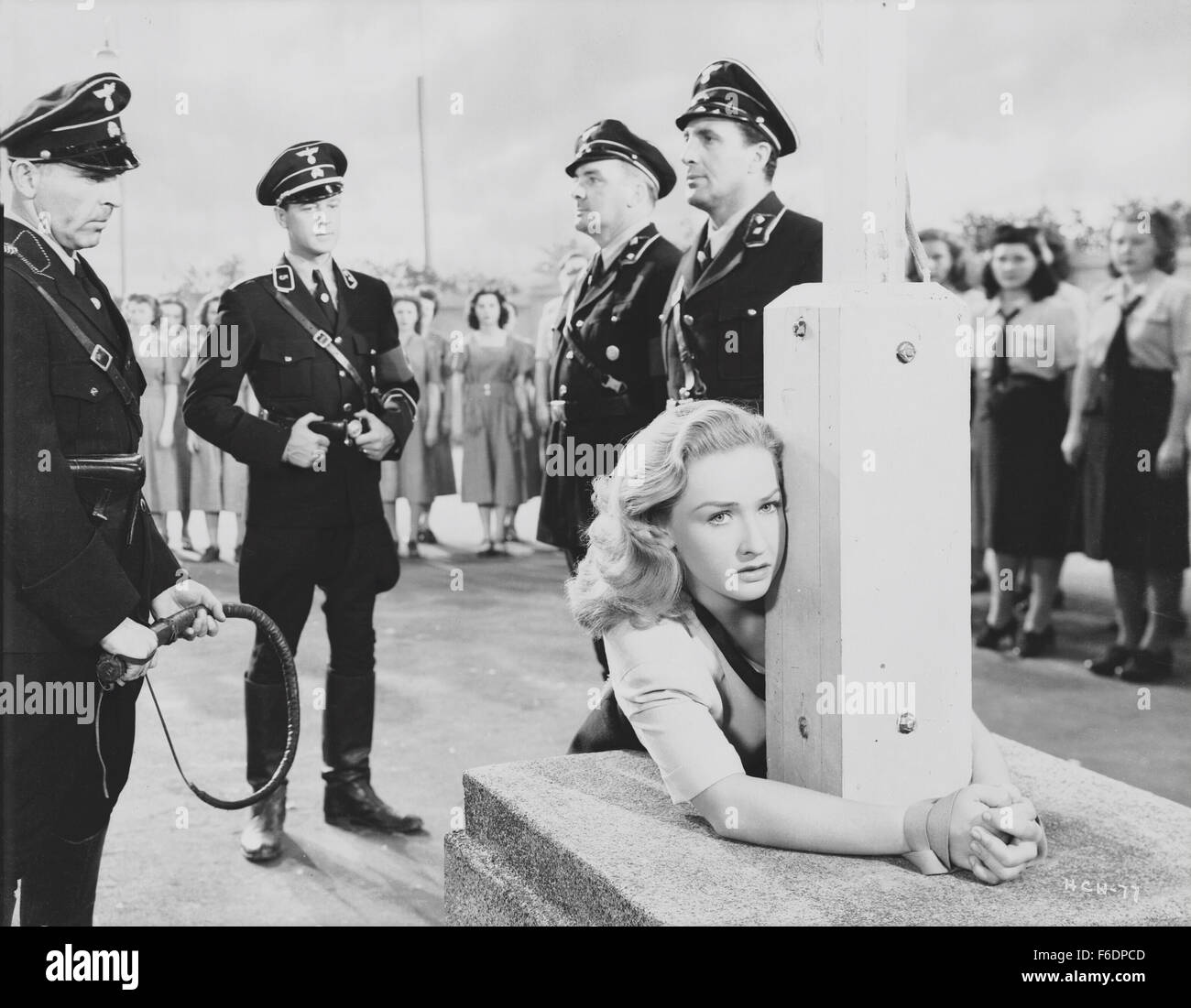 Data di rilascio: Gennaio 6, 1943. Il titolo del filmato: Hitler i bambini. STUDIO: RKO Radio Pictures. Trama: questo pezzo di propaganda inizia nel 1933. Il prof. Nichols' scuola americana di Berlino si trova accanto a una scuola per la gioventù hitleriana. Karl da quest'ultimo è attratto da tedesco-americana di Anna, ma gli eventi portano alla loro separazione. In seguito allo scoppio della guerra in Europa, Anna è rimosso dalla Nichols' school sulla presunzione di cittadinanza tedesca. Nichols diventa ossessionato dalla ricerca di lei come Anna subisce una piuttosto conto sensazionale odyssey attraverso l'incubo nazista. Nella foto: BONITA GRANVILLE come Anna Miller. Foto Stock