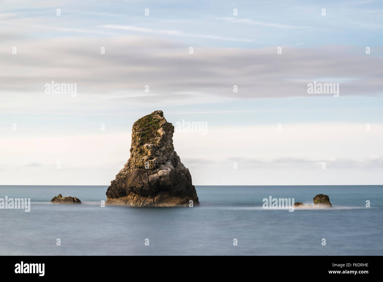 Bella lunga esposizione tranquillo paesaggio di rocce in mare Foto Stock