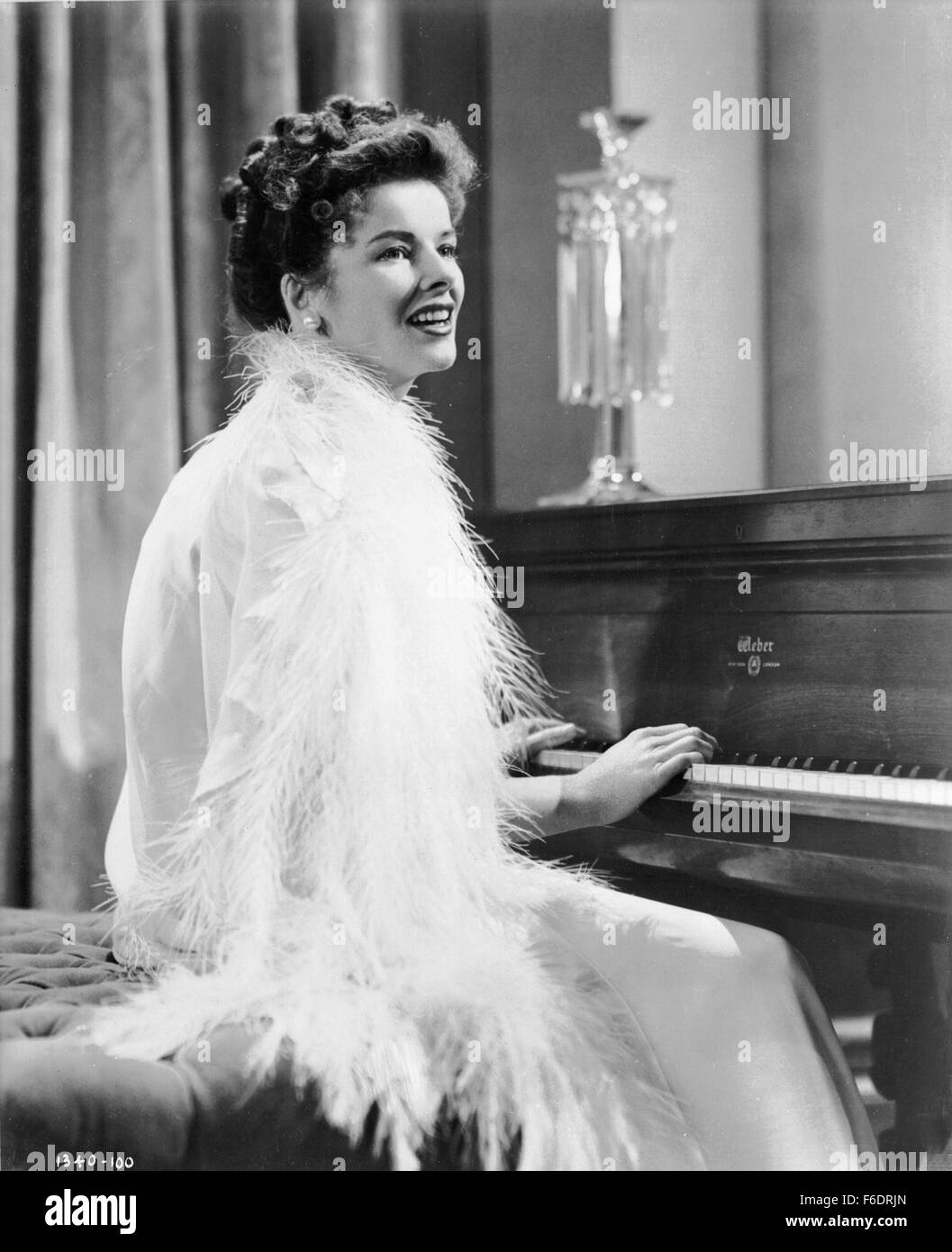 Data di rilascio: Marzo 22, 1945. Il titolo del filmato: senza amore. STUDIO: Metro Goldwyn Mayer (MGM). Trama: In WWII Pat Jamieson è uno scienziato che lavora, senza supporto, su un alta altitudine le maschere di ossigeno per piloti di caccia. Ma non ha nulla a condurre la sua ricerca fino a quando non incontra Jamie Rowan, una donna con un grande vuoto country house. Lei non ha speranze di sposarsi per amore (e nemmeno Pat) ma Jamie vuole aiutare lo sforzo di guerra e le piace questo bizzarro scienziato e il suo cane, così da soddisfare le convenienze concordano su un accordo commerciale: un matrimonio di convenienza e di partenariato. Essi felicemente wor Foto Stock
