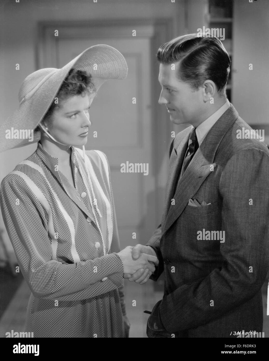 Data di rilascio: Marzo 22, 1945. Il titolo del filmato: senza amore. STUDIO: Metro Goldwyn Mayer (MGM). Trama: In WWII Pat Jamieson è uno scienziato che lavora, senza supporto, su un alta altitudine le maschere di ossigeno per piloti di caccia. Ma non ha nulla a condurre la sua ricerca fino a quando non incontra Jamie Rowan, una donna con un grande vuoto country house. Lei non ha speranze di sposarsi per amore (e nemmeno Pat) ma Jamie vuole aiutare lo sforzo di guerra e le piace questo bizzarro scienziato e il suo cane, così da soddisfare le convenienze concordano su un accordo commerciale: un matrimonio di convenienza e di partenariato. Essi felicemente wor Foto Stock