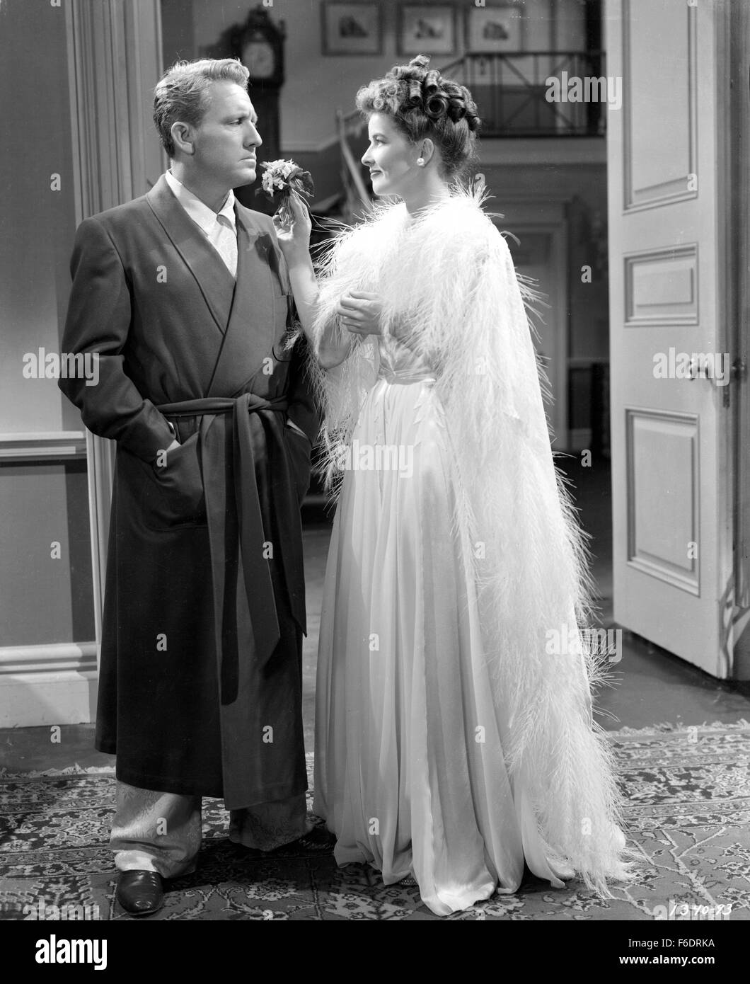 Data di rilascio: Marzo 22, 1945. Il titolo del filmato: senza amore. STUDIO: Metro Goldwyn Mayer (MGM). Trama: In WWII Pat Jamieson è uno scienziato che lavora, senza supporto, su un alta altitudine le maschere di ossigeno per piloti di caccia. Ma non ha nulla a condurre la sua ricerca fino a quando non incontra Jamie Rowan, una donna con un grande vuoto country house. Lei non ha speranze di sposarsi per amore (e nemmeno Pat) ma Jamie vuole aiutare lo sforzo di guerra e le piace questo bizzarro scienziato e il suo cane, così da soddisfare le convenienze concordano su un accordo commerciale: un matrimonio di convenienza e di partenariato. Essi felicemente wor Foto Stock