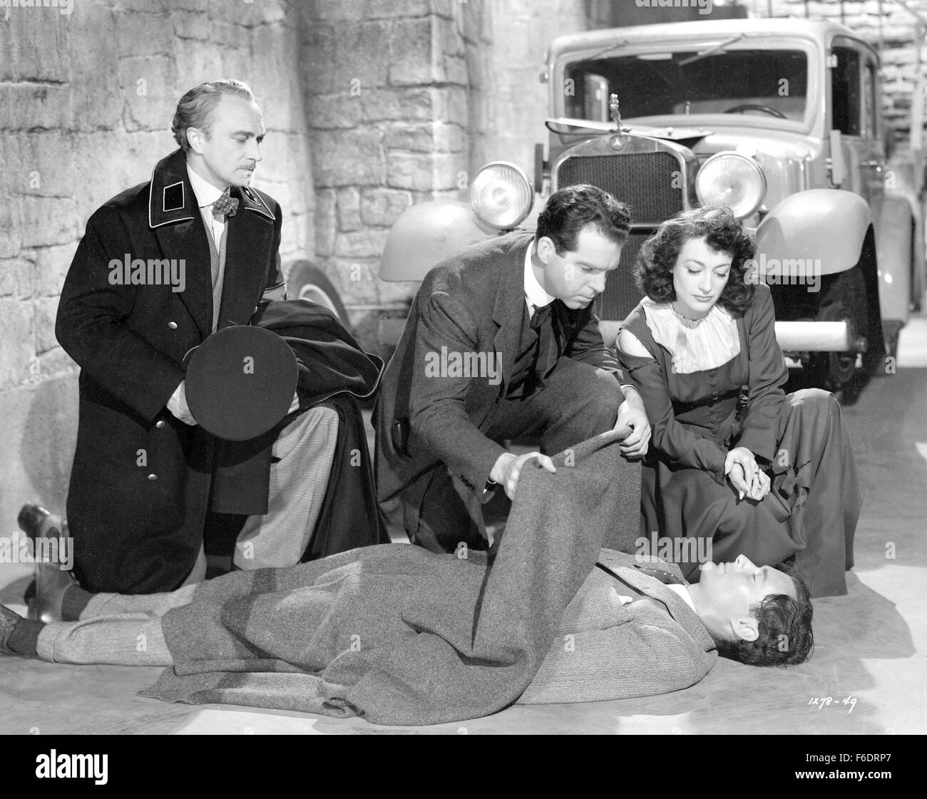 Rilasciato: agosto 5, 1943 - Film originale titolo: al di sopra di ogni sospetto. Nella foto: BASIL RATHBONE, FRED MACMURRAY, Joan Crawford. Foto Stock