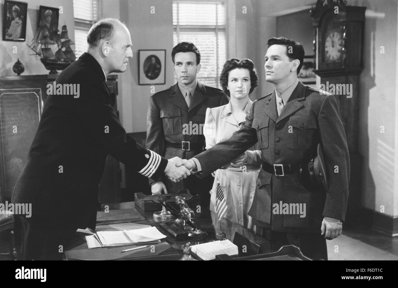 Data di rilascio: agosto 24, 1945. Il titolo del filmato: Orgoglio dei Marines. STUDIO: Warner Bros Le foto. Trama: coppia sposata Jim & Ella Merchant impostare il loro unico amico Al Schmid su un blind date con Ruth Hartley. Le due hit it off e iniziare la datazione. Un saldatore, un giorno sul luogo di lavoro, al apprende di un amico di arruolamento nelle Marine Corps e decide di unirsi a lui. Al e Ruth hanno un ultima data con Al insistendo sul fatto che essa si dimenticano di lui come egli è in procinto di entrare in combattimento. Tuttavia, quando Ruth va incontro alla sua partenza treno, egli è contentissimo e dà il suo un anello di fidanzamento. Assegnato a Guadalcana Foto Stock