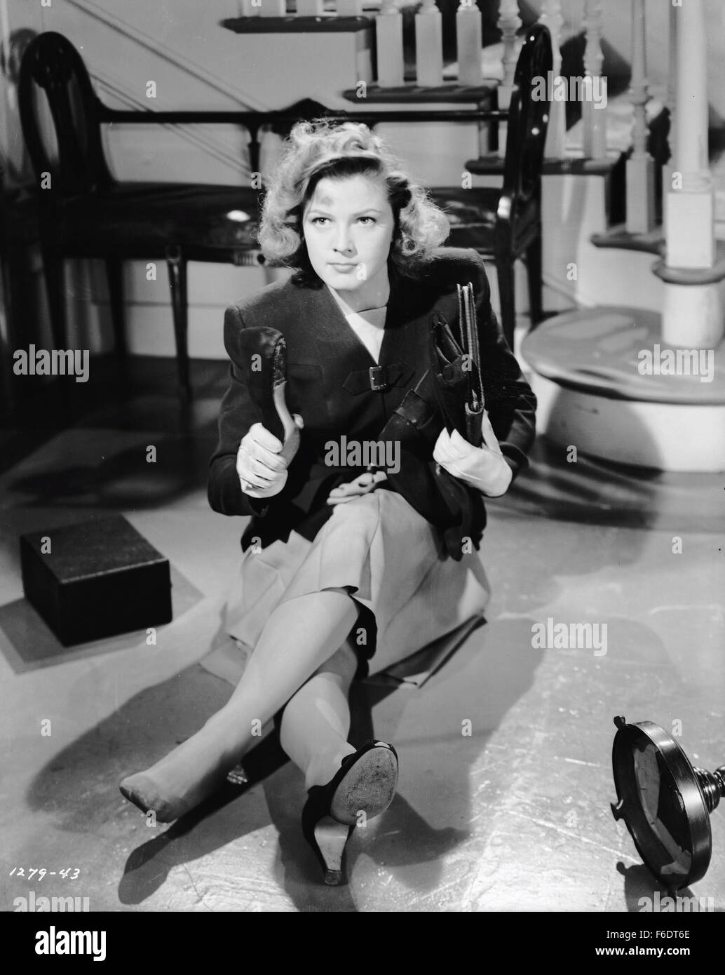 Data di rilascio: aprile 1943. Il titolo del filmato: uno straniero in città. STUDIO: Metro Goldwyn Mayer (MGM). Trama: nella piccola cittadina di corona porta avvocato locale Bill Adams è il tentativo di rompere l'anello della città corrotti funzionari eseguendo per il sindaco. Le carte sembrava impilate contro di lui quando egli riceve assistenza da un cacciatore di visita che, sconosciuto di Adams e il resto della città, è in realtà una vacanza corte suprema di giustizia Giovanni Josephus Grant. Nella foto: JEAN ROGERS come Lucy Gilbert. Foto Stock