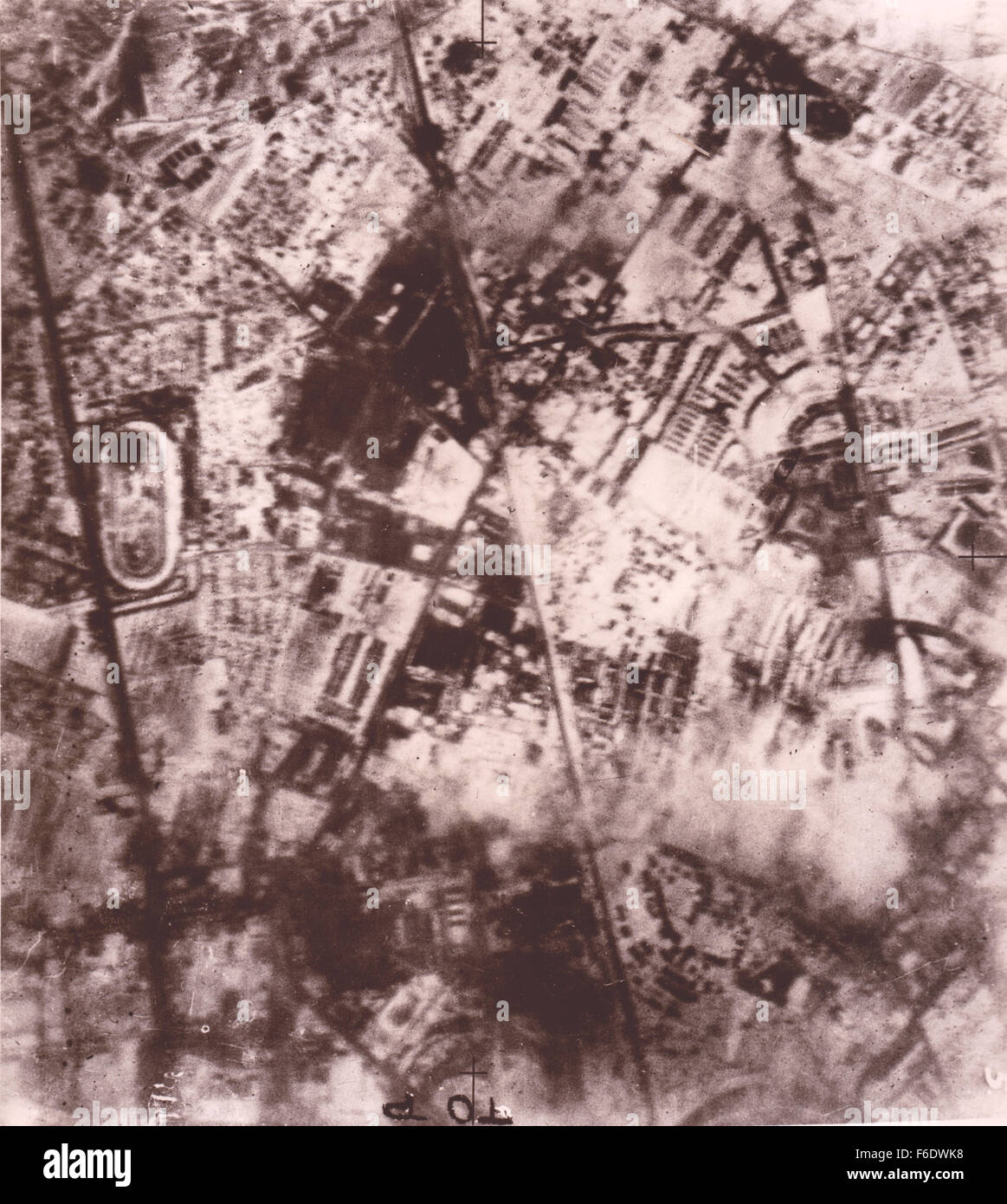 724 tedesco, Berlino. Un attacco notturno 17/1/1943.bombardieri RAF ha colpito la Daimler Benz lavora al Marienfelds zona industriale. Foto Stock