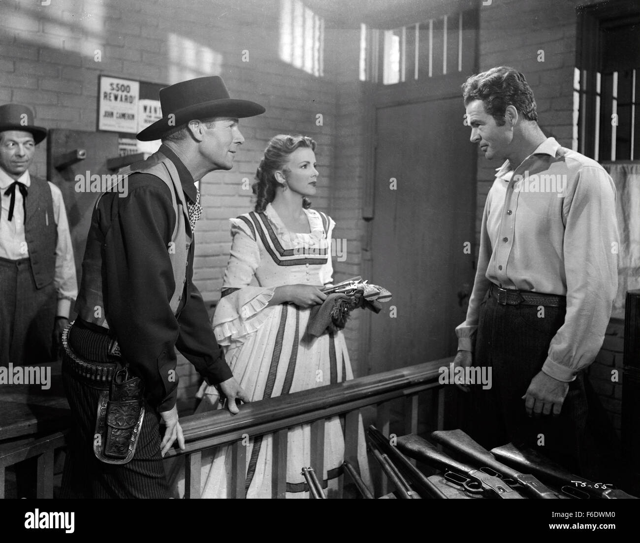 Data di rilascio: febbraio 19, 1947. Il titolo del filmato: Sentiero Street. STUDIO: RKO Radio Pictures. Trama: i liberali Kansas area è in difficoltà. La città è senza un maresciallo e il vicino gli agricoltori non sono in grado di crescere raccolti a causa della siccità estiva e trail piloti che corrono i bovini di oltre la loro terra. Bat Masterson arriva a portare la legge e l ordine e il suo vice accidentalmente trova una varietà di grano che è in grado di resistere alla siccità. Ma gli agricoltori stanno dando il massimo e lasciando e Bat deve convincere tham per soggiorno. Egli li vuole continuare a coltivare e aiutare anche round up la gang locale di fuorilegge. Nella foto: RANDOLPH SCO Foto Stock