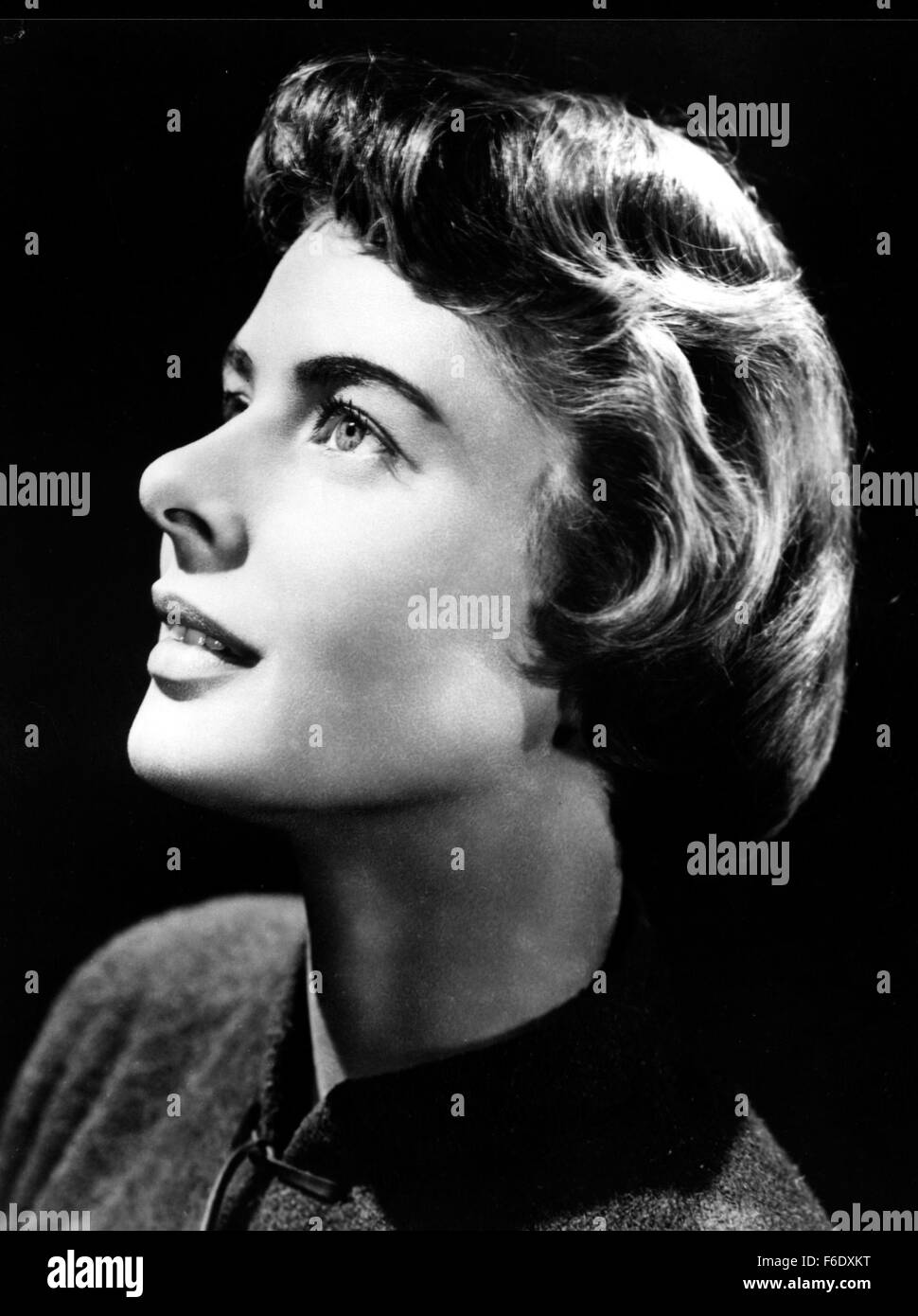 Data di rilascio: dicembre 22, 1948. Il titolo del filmato: Giovanna d'arco. STUDIO: Sierra di immagini (II). Trama: Nel XV secolo, la Francia è una sconfitta e rovinato nazione dopo cento anni di guerra contro l'Inghilterra. I quattordici anni vecchia fattoria ragazza Giovanna d Arco rivendicazioni di sentire voci dal cielo a lei chiedo di portare Dio contro l esercito di Orleans e coronamento del debole Dauphin Charles VII come Re di Francia. Joan riunisce il popolo con la sua fede, forma un esercito e conquistatori Orleans. Quando il suo esercito è pronto ad attaccare Parigi, il Corrotto Charles vende il suo paese in Inghilterra e respingere l'esercito. Joan è arrestato Foto Stock