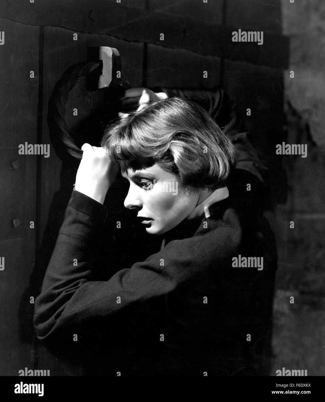 Data di rilascio: dicembre 22, 1948. Il titolo del filmato: Giovanna d'arco. STUDIO: Sierra di immagini (II). Trama: Nel XV secolo, la Francia è una sconfitta e rovinato nazione dopo cento anni di guerra contro l'Inghilterra. I quattordici anni vecchia fattoria ragazza Giovanna d Arco rivendicazioni di sentire voci dal cielo a lei chiedo di portare Dio contro l esercito di Orleans e coronamento del debole Dauphin Charles VII come Re di Francia. Joan riunisce il popolo con la sua fede, forma un esercito e conquistatori Orleans. Quando il suo esercito è pronto ad attaccare Parigi, il Corrotto Charles vende il suo paese in Inghilterra e respingere l'esercito. Joan è arrestato Foto Stock