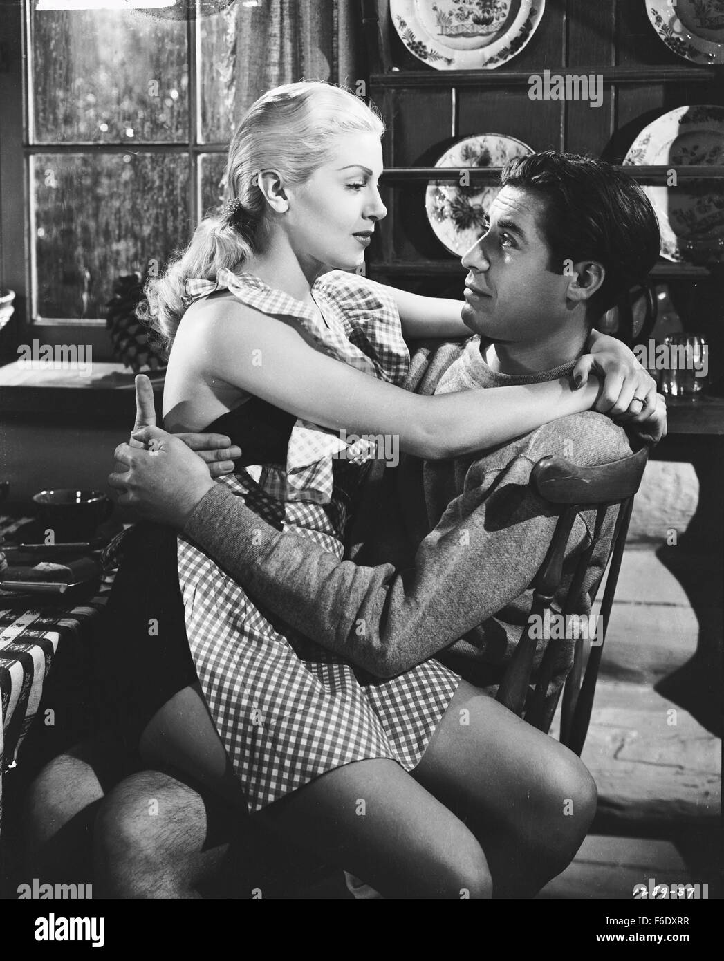 Data di rilascio: agosto 23, 1944. Il titolo del filmato: Il matrimonio è un affare privato. STUDIO: Metro Goldwyn Mayer (MGM). Trama: Theo ha avuto molti fidanzati che voleva sposarla. Poiché la sua madre, la sig.ra Selworth, è stato sposato molte volte, Theo è incerto di impegno. Senza molta riflessione, ha finalmente accetta la proposta di aria Corps tenente Tom West. Dopo la luna di miele, Tom il padre muore e Tom entra nel settore della difesa. Quando Theo ha un bambino, odia l idea di essere matronly e vuole essere la vecchia ragazza di partito. Il problema è che il marito sta lavorando costantemente. Lei si guarda alla sua frie Foto Stock