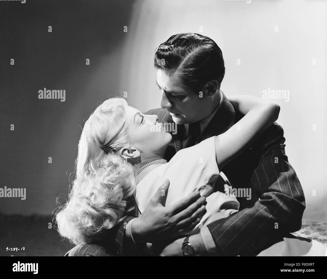 Data di rilascio: agosto 23, 1944. Il titolo del filmato: Il matrimonio è un affare privato. STUDIO: Metro Goldwyn Mayer (MGM). Trama: Theo ha avuto molti fidanzati che voleva sposarla. Poiché la sua madre, la sig.ra Selworth, è stato sposato molte volte, Theo è incerto di impegno. Senza molta riflessione, ha finalmente accetta la proposta di aria Corps tenente Tom West. Dopo la luna di miele, Tom il padre muore e Tom entra nel settore della difesa. Quando Theo ha un bambino, odia l idea di essere matronly e vuole essere la vecchia ragazza di partito. Il problema è che il marito sta lavorando costantemente. Lei si guarda alla sua frie Foto Stock