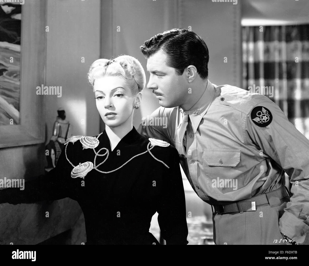 Data di rilascio: agosto 23, 1944. Il titolo del filmato: Il matrimonio è un affare privato. STUDIO: Metro Goldwyn Mayer (MGM). Trama: Theo ha avuto molti fidanzati che voleva sposarla. Poiché la sua madre, la sig.ra Selworth, è stato sposato molte volte, Theo è incerto di impegno. Senza molta riflessione, ha finalmente accetta la proposta di aria Corps tenente Tom West. Dopo la luna di miele, Tom il padre muore e Tom entra nel settore della difesa. Quando Theo ha un bambino, odia l idea di essere matronly e vuole essere la vecchia ragazza di partito. Il problema è che il marito sta lavorando costantemente. Lei si guarda alla sua frie Foto Stock