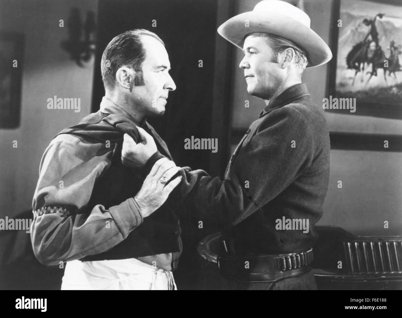 Data di rilascio: Gennaio 7, 1951. Il titolo del filmato: Sierra passaggio. STUDIO: Monogram Pictures. Trama: quando Yance Carter, Andy e Bart, assassini professionali, uccidere il suo padre, 13-anno-vecchio Johnny Yorke è adottato da Thad Kring, proprietario di un viaggio minstrel show, dotate di Sam Cooper come suo asso sharpshooter. Per i prossimi dieci anni, mentre si lavora in mostra e diventare un asso sharpshooter con Cooper come il suo mentore, l adulto Johnny mantiene un instancabile ricerca per Yance, che egli conosce solo come un grande uomo con un dito mancante e un elevato piercing ridere. In un tentativo di trovare un laccio di influenza su t Foto Stock