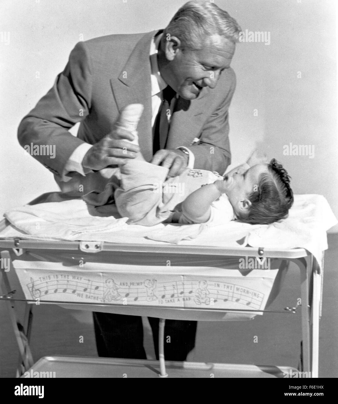 Rilasciato: 12 Apr 1951 - Film originale titolo: Padre dividendo poco. Nella foto: Spencer Tracy. Foto Stock