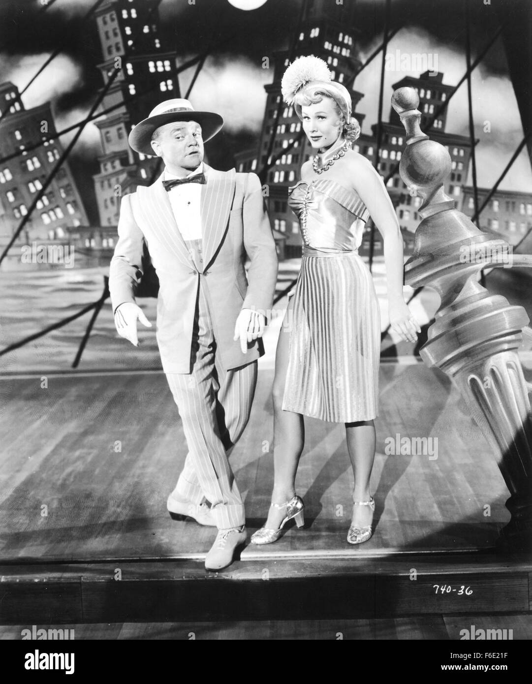 Data di rilascio: dicembre 25, 1950 Titolo: Il punto ad ovest storia STUDIO: Warner Bros Pictures Regista: Roy Del Ruth trama: Broadway direttore Bix Bixby, giù per la sua fortuna (grazie al gioco d'azzardo), è con una certa riluttanza persuasi ad andare a West Point accademia militare (con Eva, sua splendida assistente e su-e-off amore) per aiutare gli studenti a mettere in piedi uno show. Ulteriore motivo: per reclutare studente star Tom Fletcher per Harry Eberhart della nuova produzione (Eberhart succede solo a essere Tom's zio). Quindi, Bixby constata che egli stesso deve vivere come un Cadet. Nella foto: James Cagney come Elwin 'Bix' Bixby e VIRGINIA MAYO COME E Foto Stock