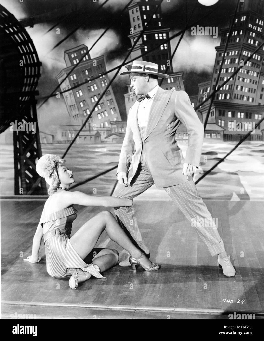 Data di rilascio: dicembre 25, 1950 Titolo: Il punto ad ovest storia STUDIO: Warner Bros Pictures Regista: Roy Del Ruth trama: Broadway direttore Bix Bixby, giù per la sua fortuna (grazie al gioco d'azzardo), è con una certa riluttanza persuasi ad andare a West Point accademia militare (con Eva, sua splendida assistente e su-e-off amore) per aiutare gli studenti a mettere in piedi uno show. Ulteriore motivo: per reclutare studente star Tom Fletcher per Harry Eberhart della nuova produzione (Eberhart succede solo a essere Tom's zio). Quindi, Bixby constata che egli stesso deve vivere come un Cadet. Nella foto: James Cagney come Elwin 'Bix' Bixby e VIRGINIA MAYO COME E Foto Stock