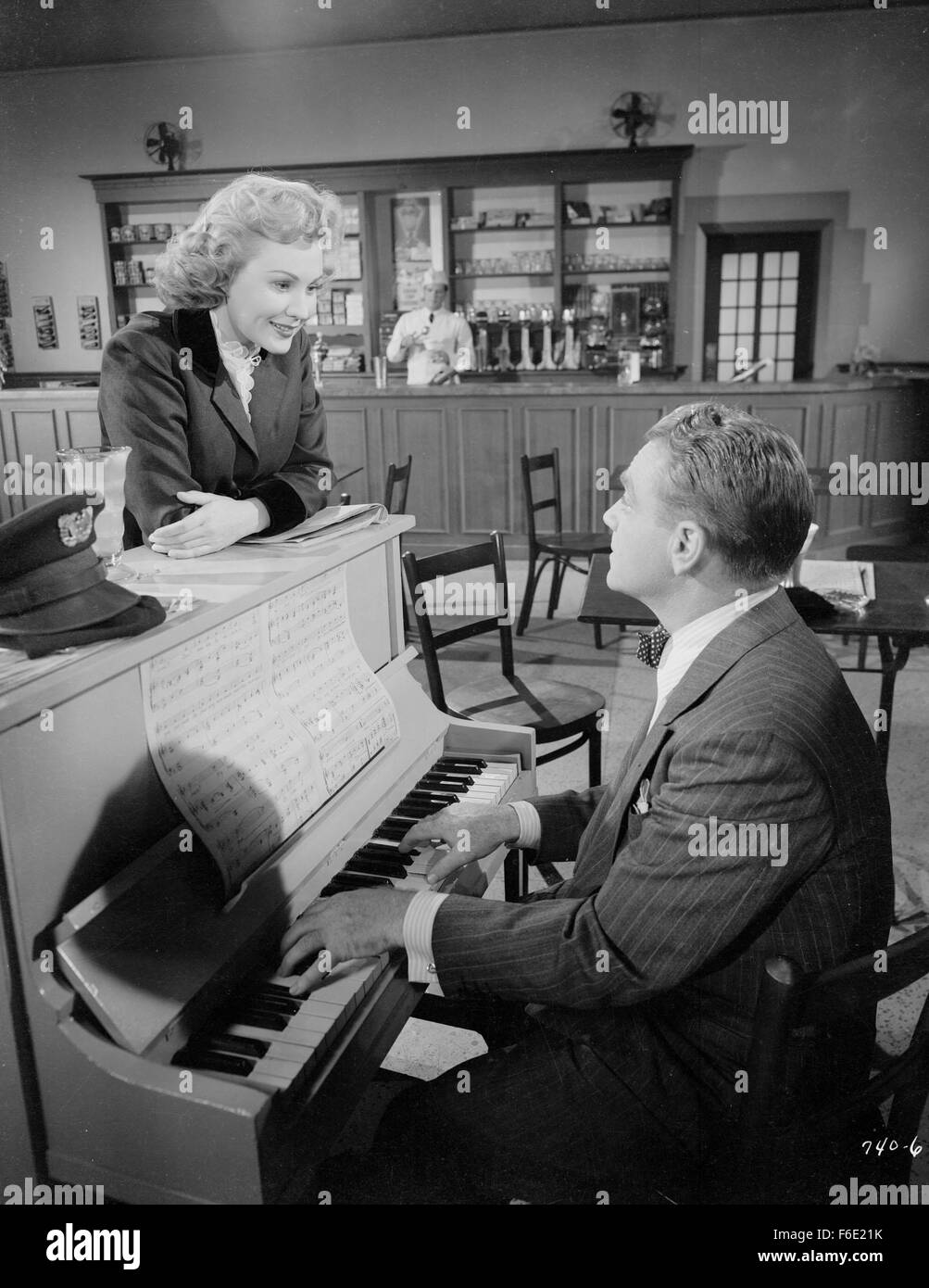 Data di rilascio: dicembre 25, 1950 Titolo: Il punto ad ovest storia STUDIO: Warner Bros Pictures Regista: Roy Del Ruth trama: Broadway direttore Bix Bixby, giù per la sua fortuna (grazie al gioco d'azzardo), è con una certa riluttanza persuasi ad andare a West Point accademia militare (con Eva, sua splendida assistente e su-e-off amore) per aiutare gli studenti a mettere in piedi uno show. Ulteriore motivo: per reclutare studente star Tom Fletcher per Harry Eberhart della nuova produzione (Eberhart succede solo a essere Tom's zio). Quindi, Bixby constata che egli stesso deve vivere come un Cadet. Nella foto: James Cagney come Elwin 'Bix' Bixby e VIRGINIA MAYO COME E Foto Stock