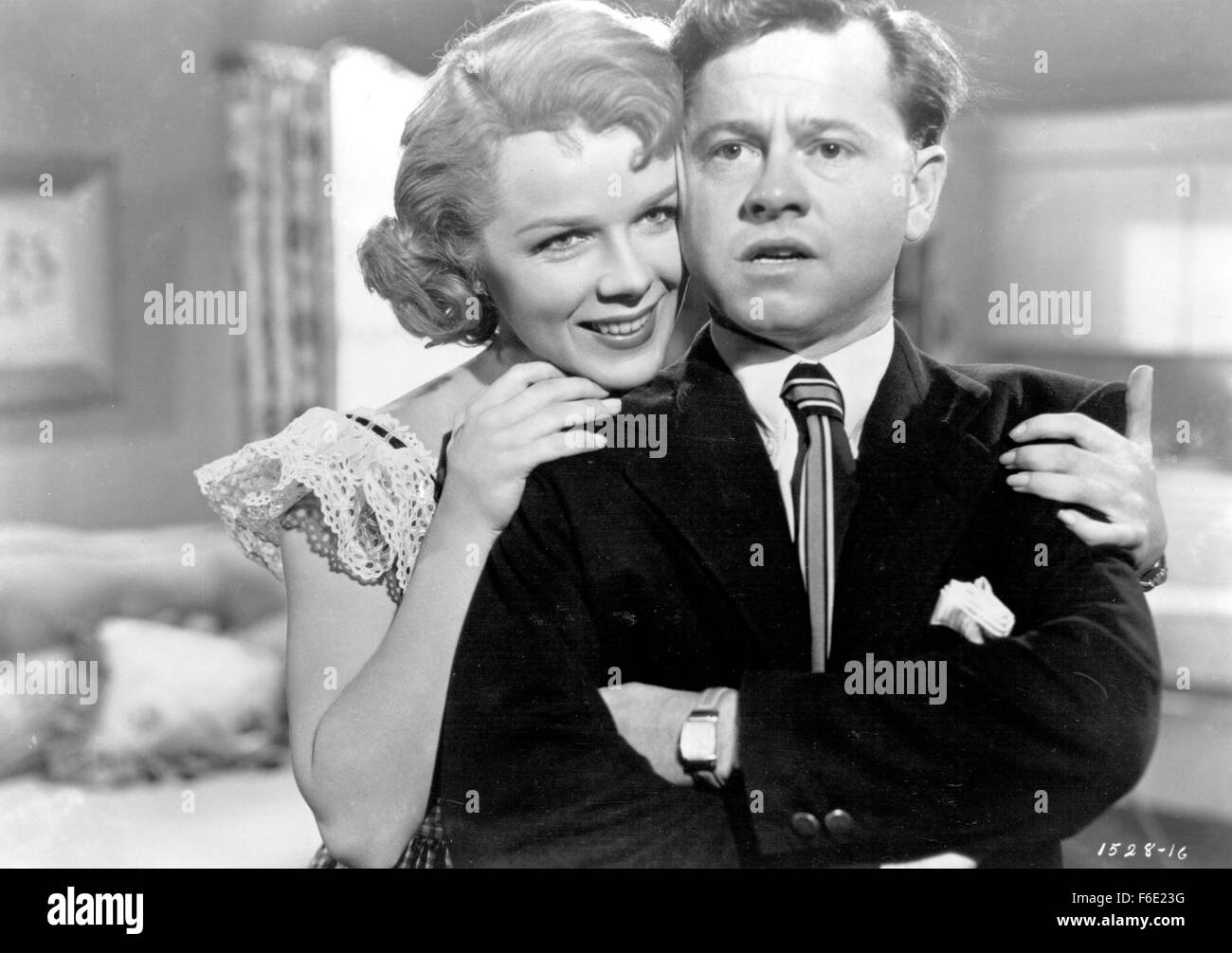 Rilasciato: agosto 08, 1951 - originale titolo di film: la striscia nella foto: Mickey Rooney come Stanley Maxton e SALLY FORREST come Jane Tafford. Foto Stock